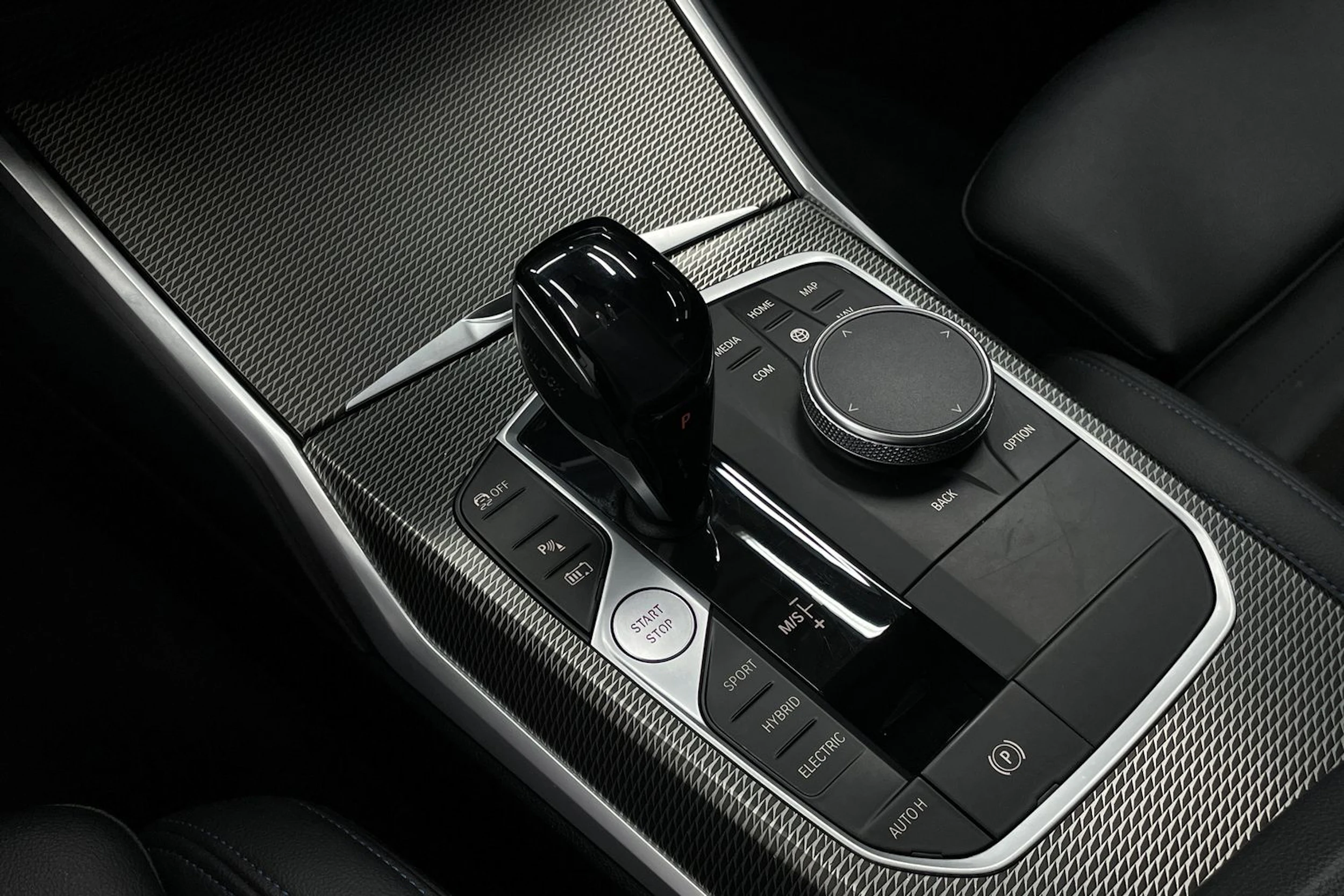 Musta BMW 320 2021 kuva 22.