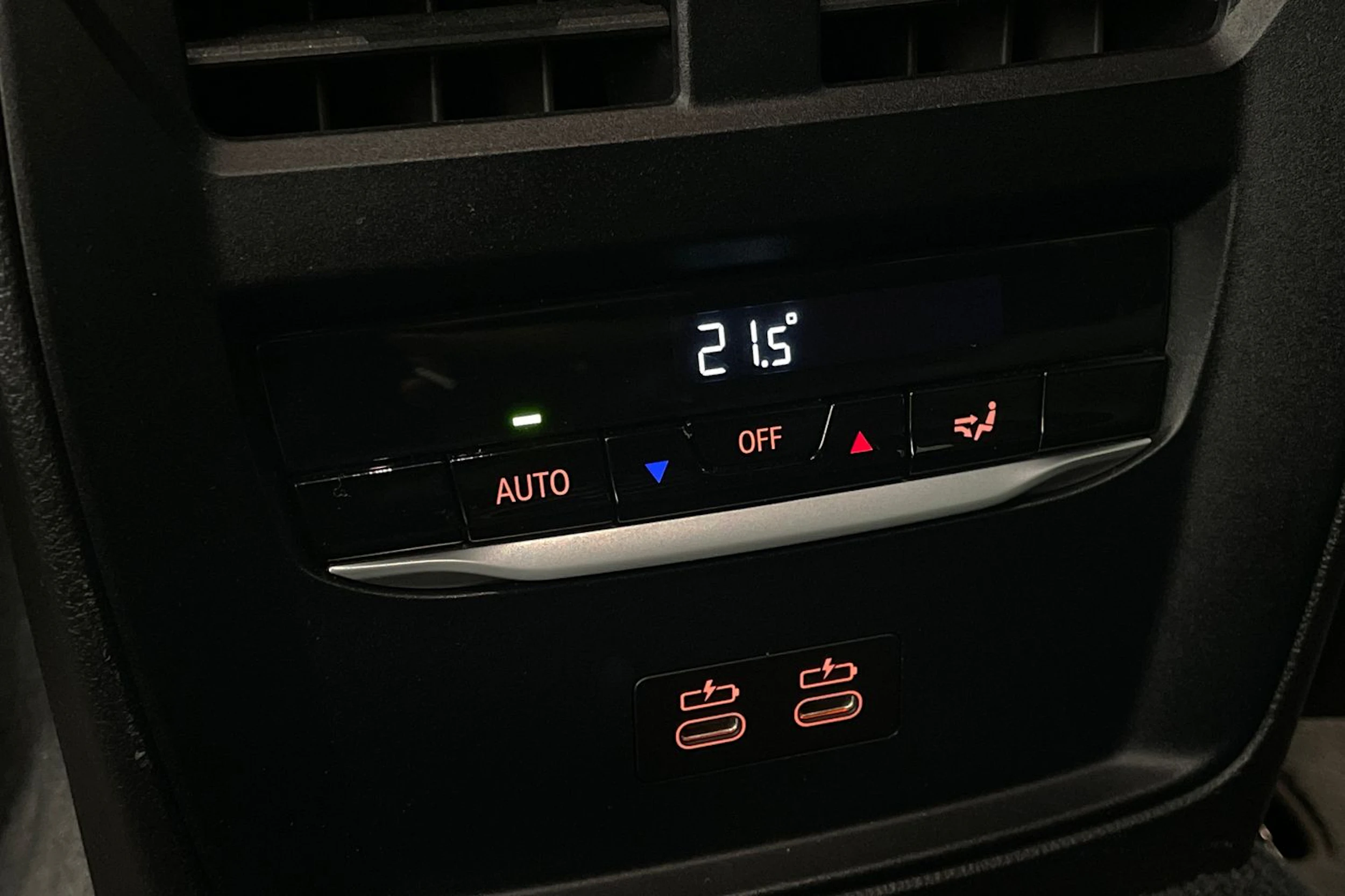 Musta BMW 320 2021 kuva 27.