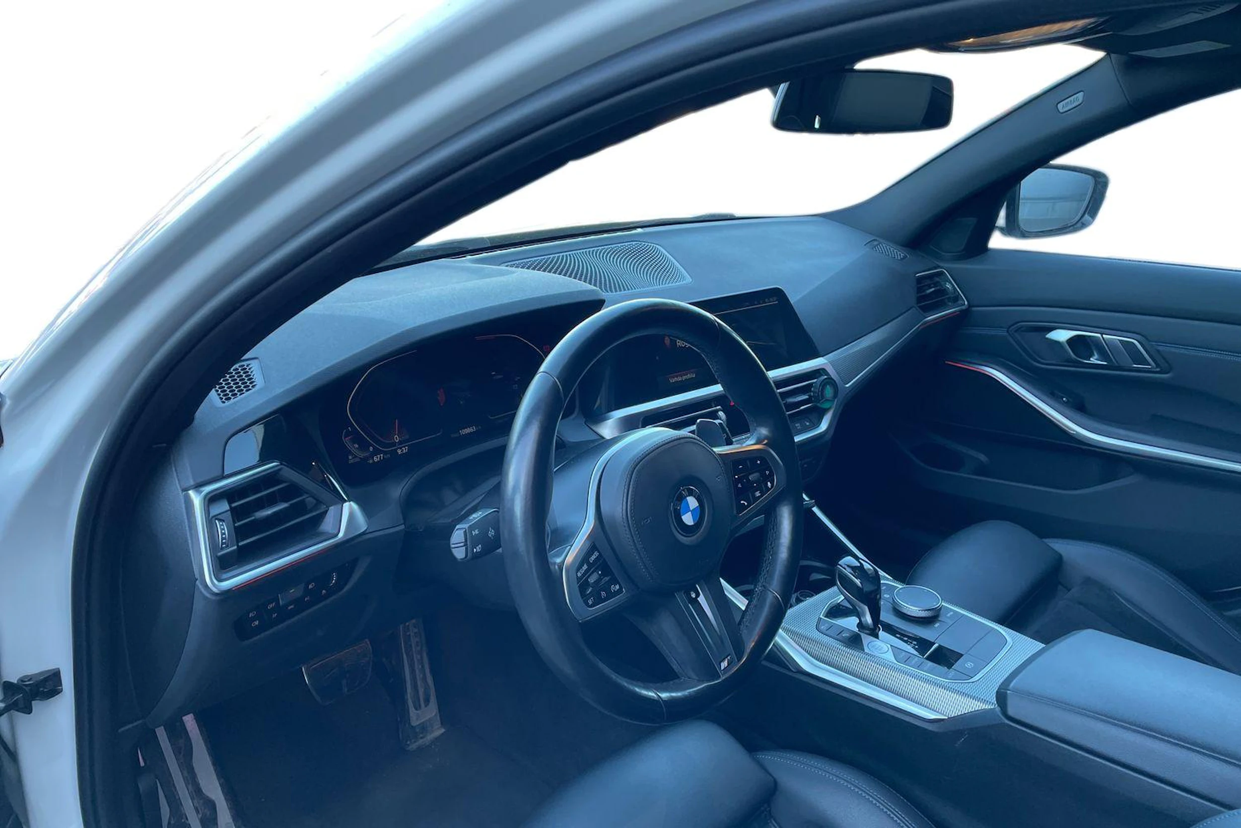 valkoinen BMW 320 2021 kuva 3.