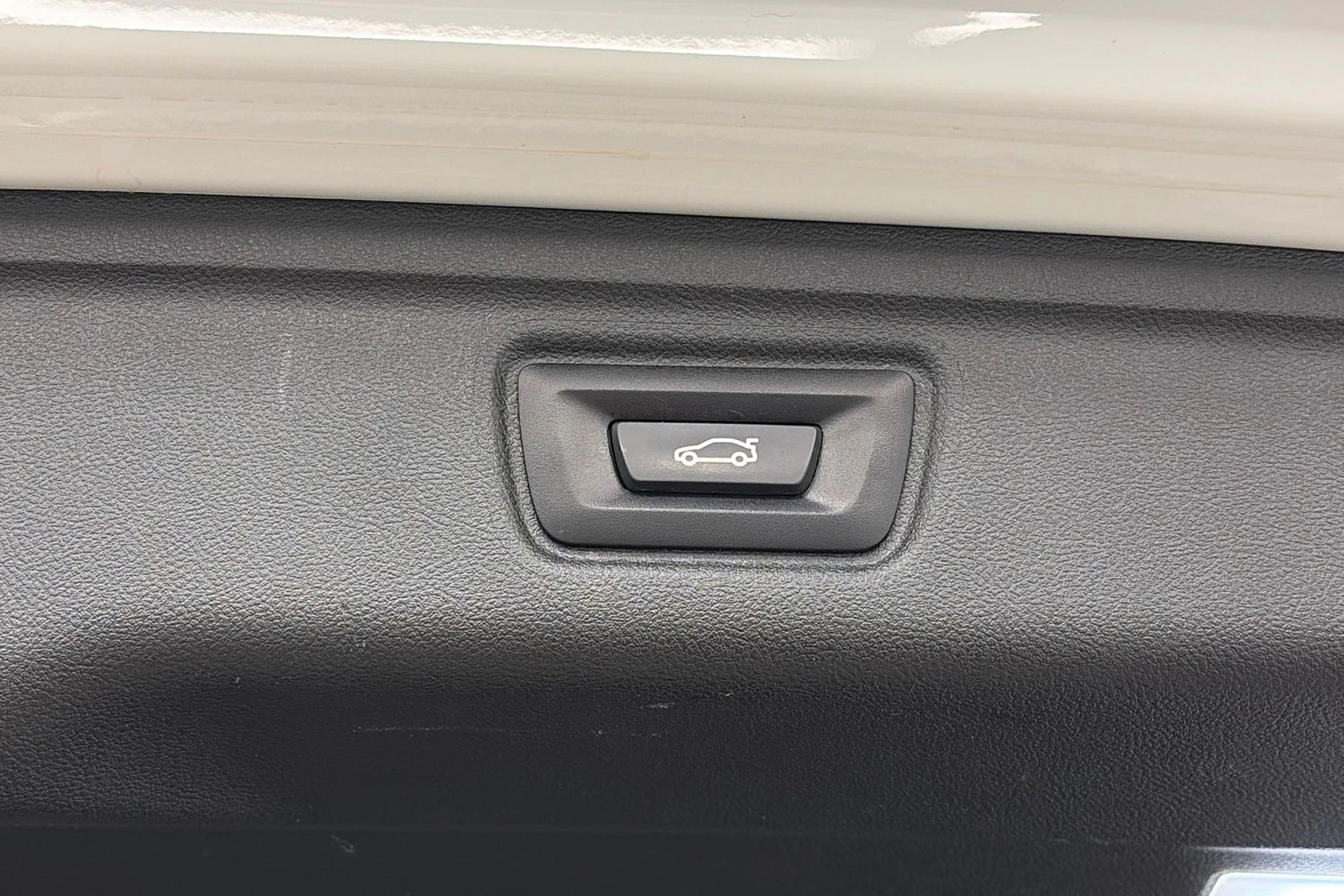 valkoinen BMW 320 2021 kuva 15.