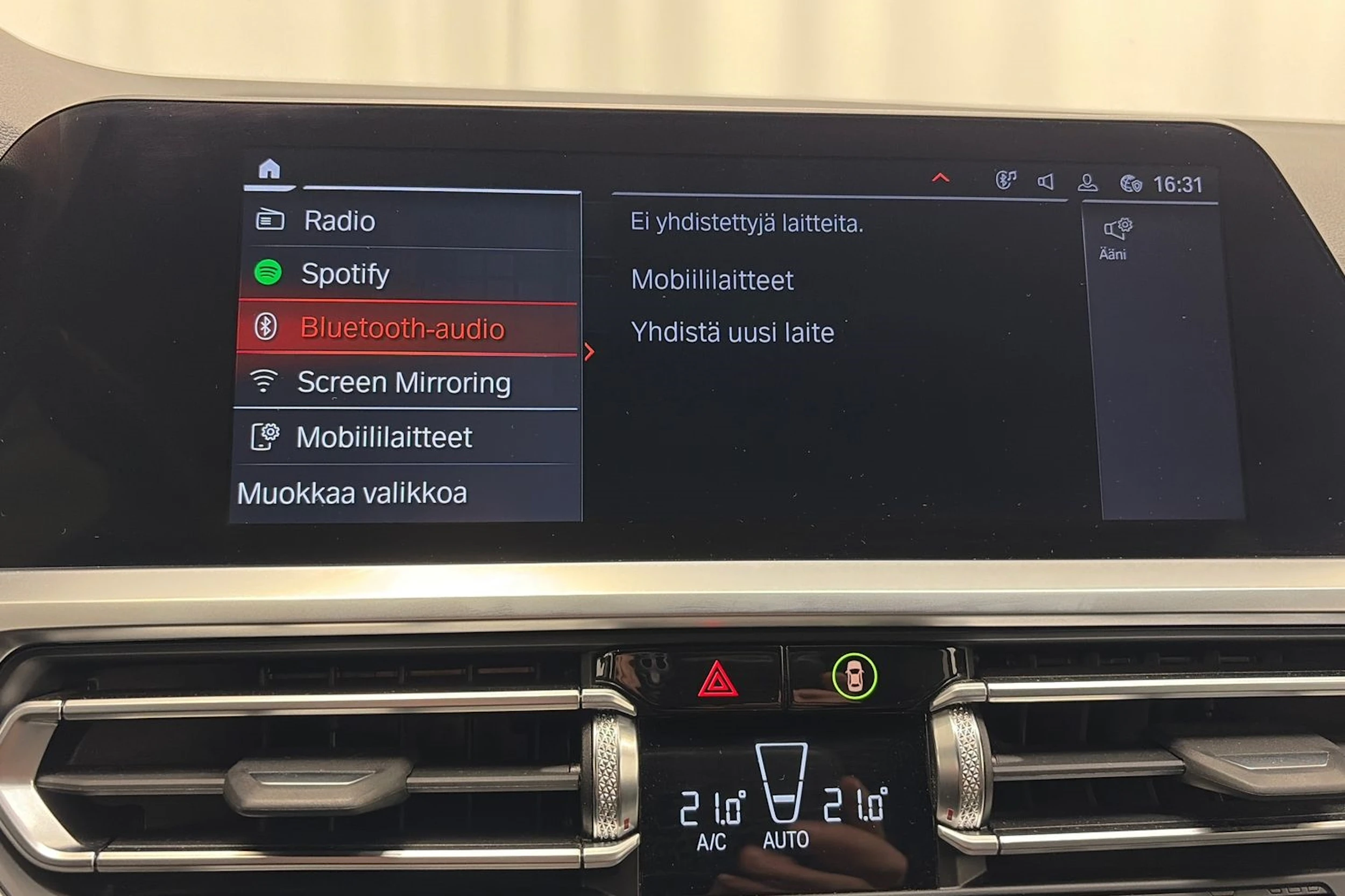 valkoinen BMW 320 2021 kuva 22.