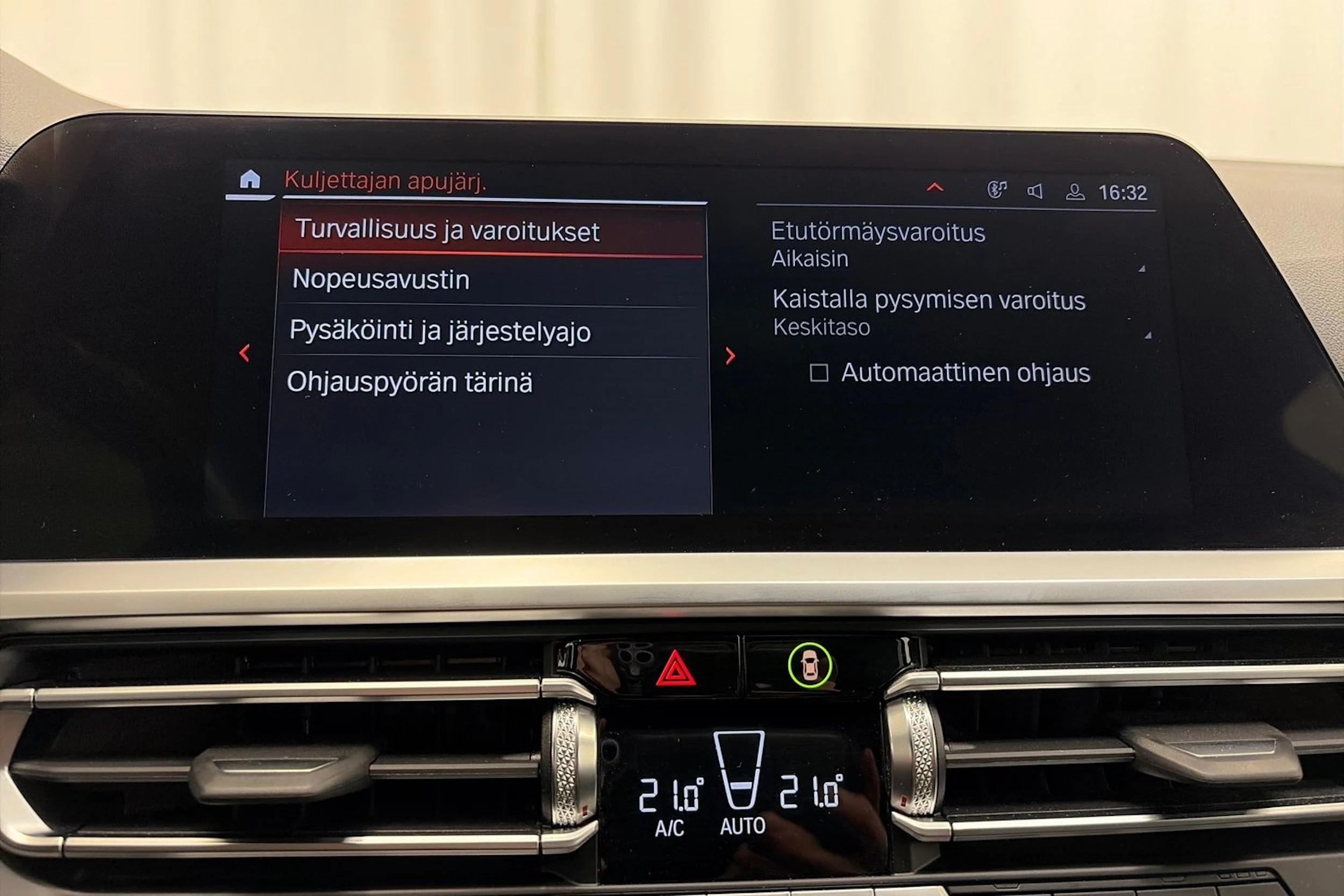 valkoinen BMW 320 2021 kuva 24.