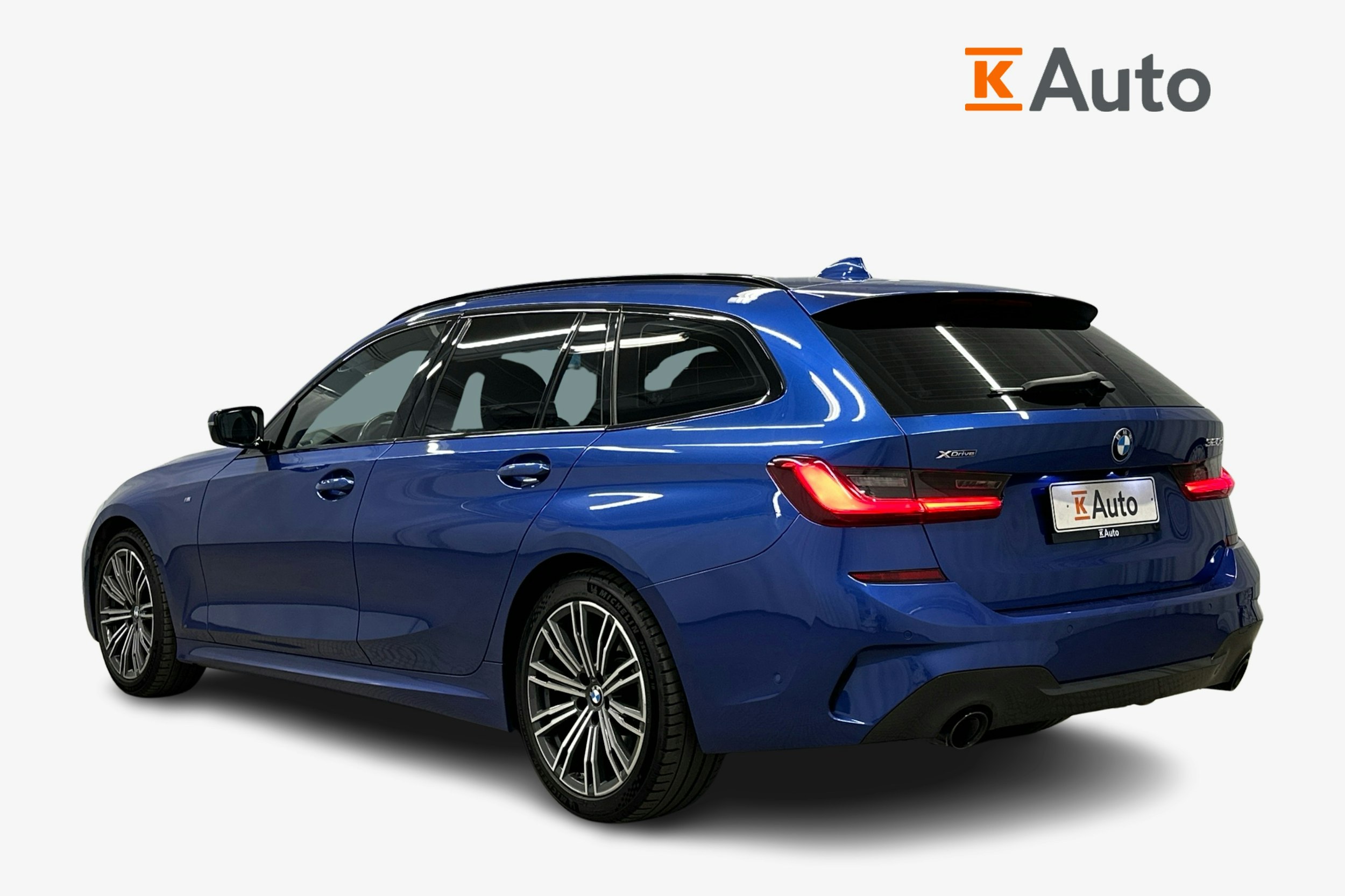 sininen BMW 320 2021 kuva 2.