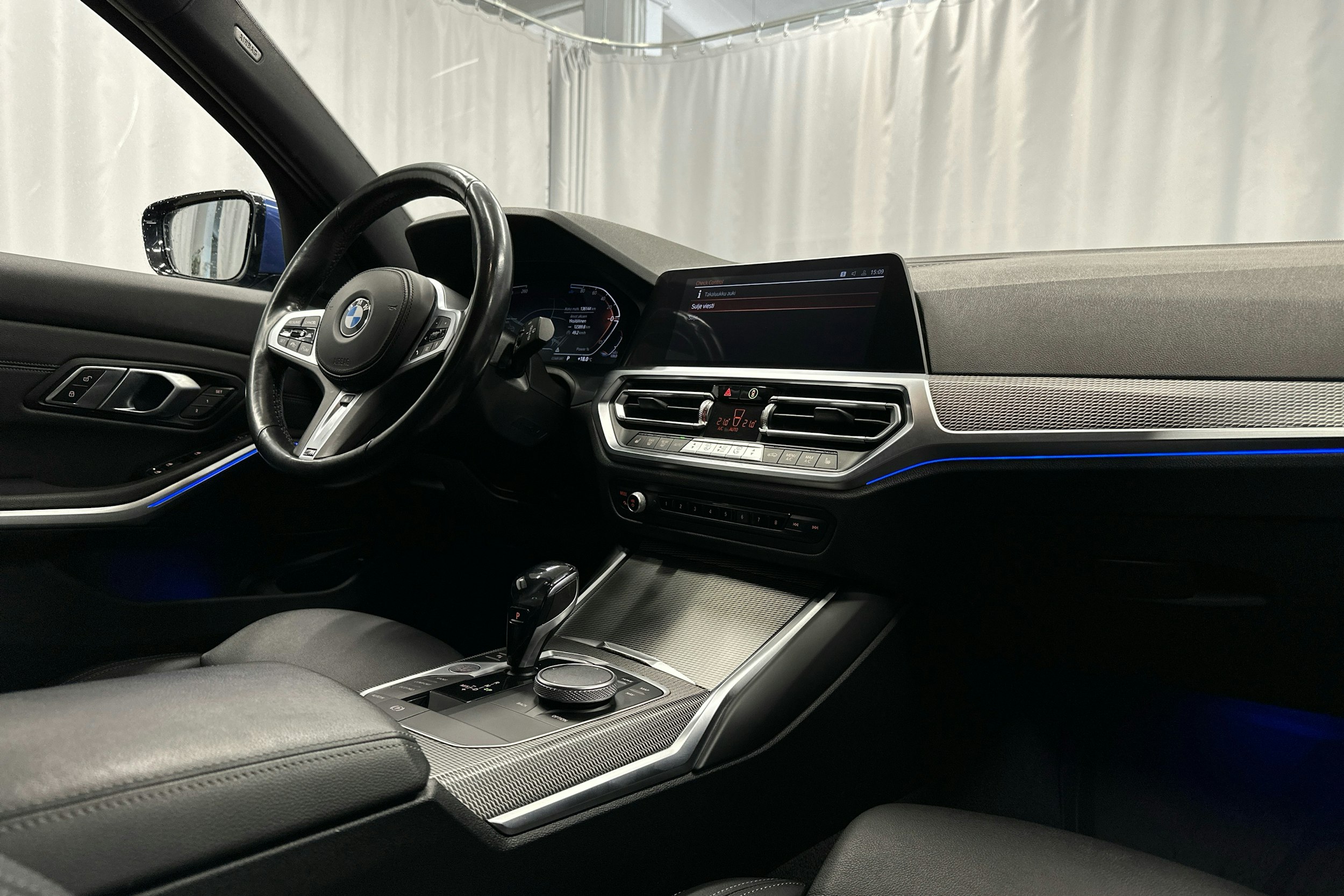 sininen BMW 320 2021 kuva 7.