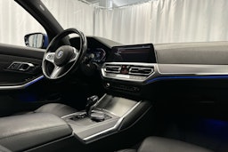 sininen BMW 320 2021 kuva 7.