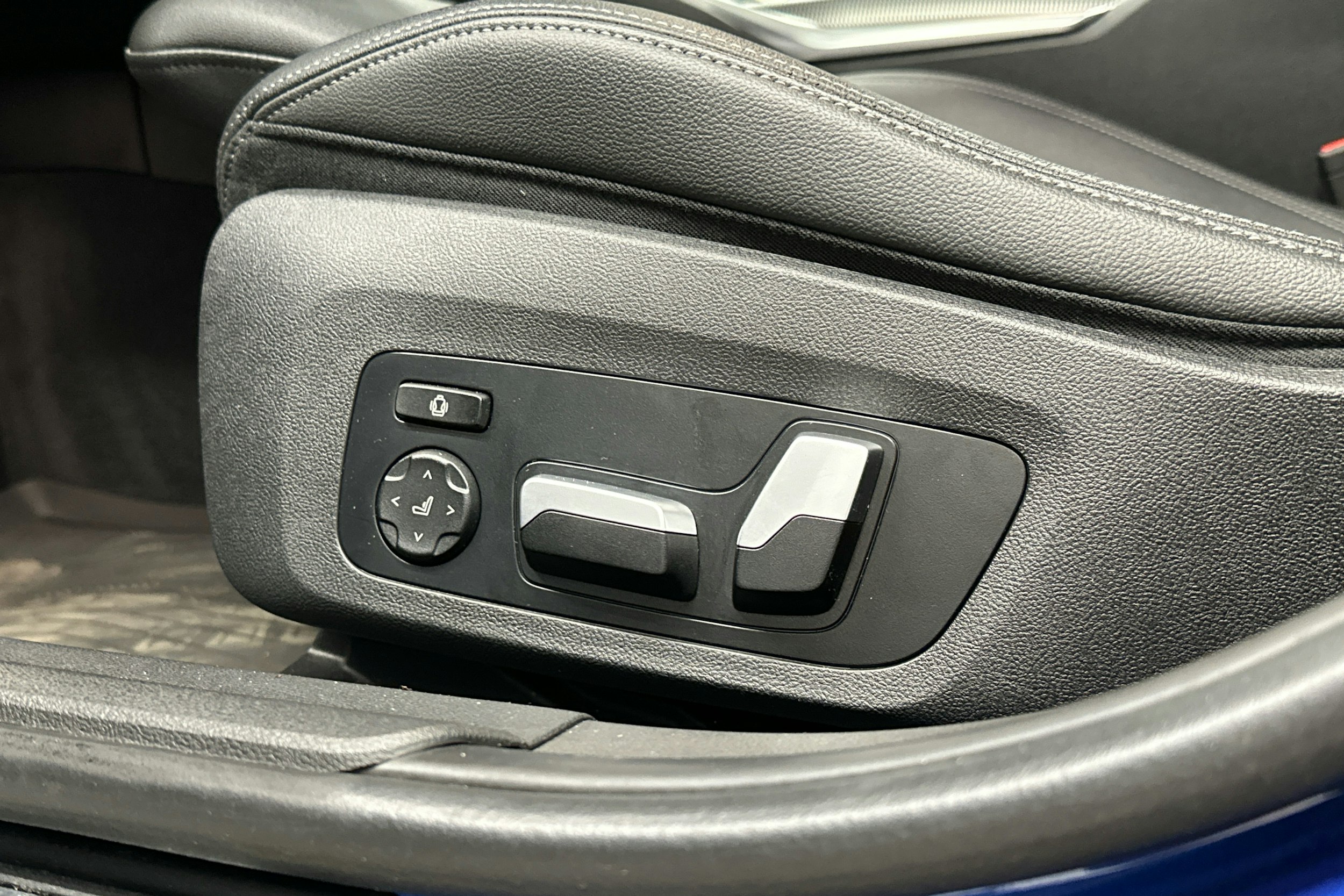 sininen BMW 320 2021 kuva 22.