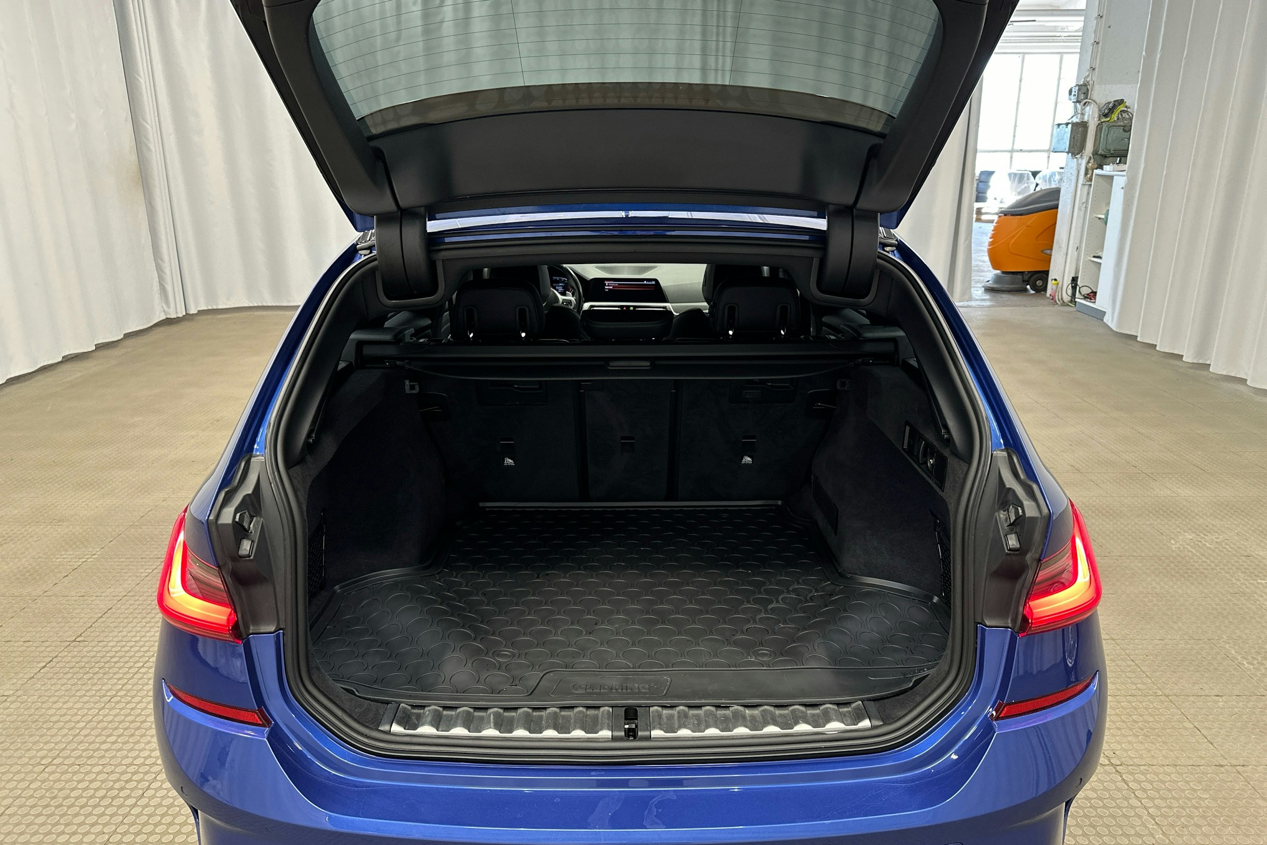 sininen BMW 320 2021 kuva 26.
