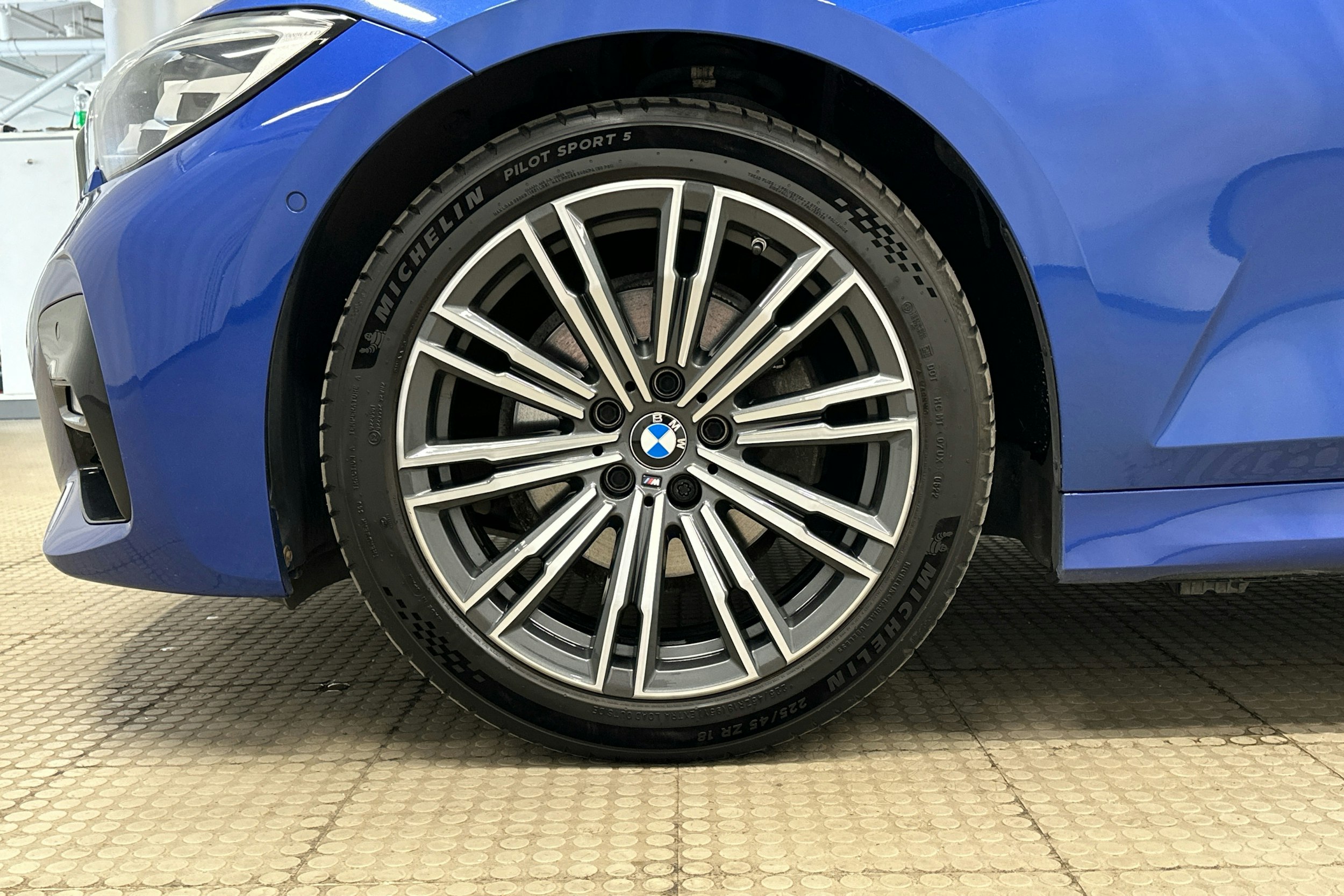 sininen BMW 320 2021 kuva 29.