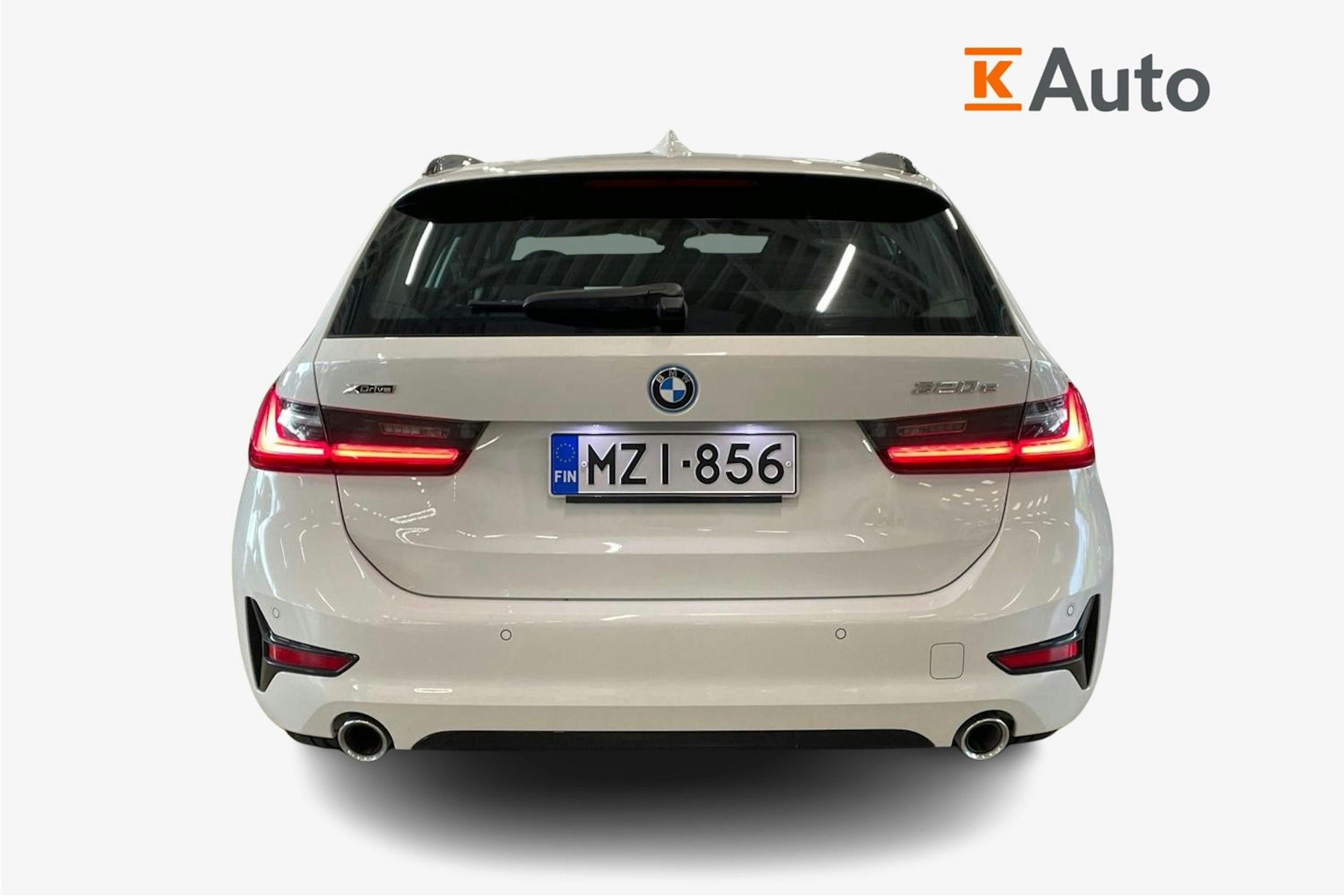 valkoinen BMW 320 2021 kuva 3.