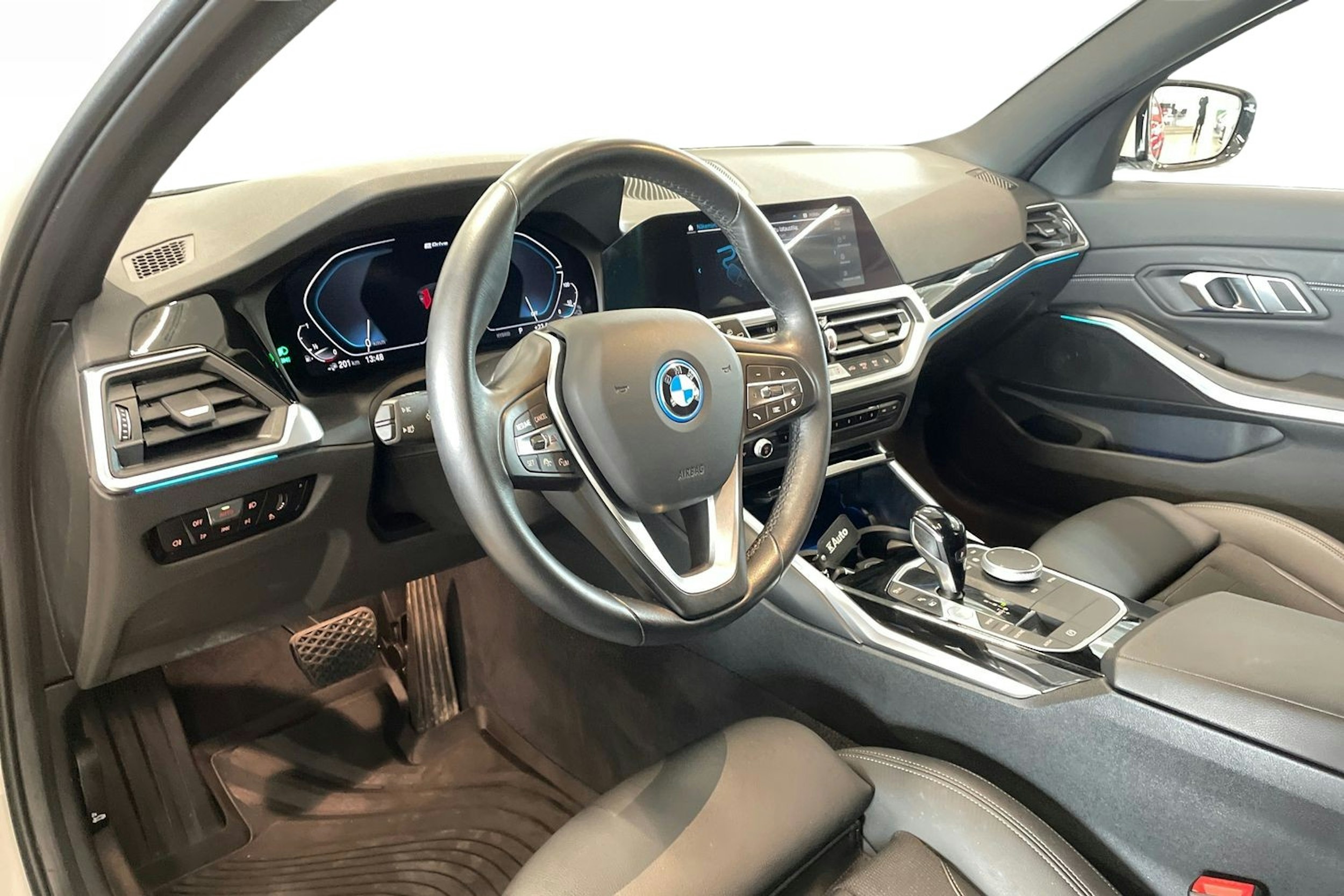 valkoinen BMW 320 2021 kuva 7.
