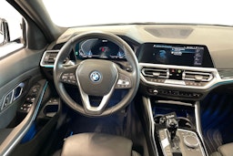 valkoinen BMW 320 2021 kuva 9.