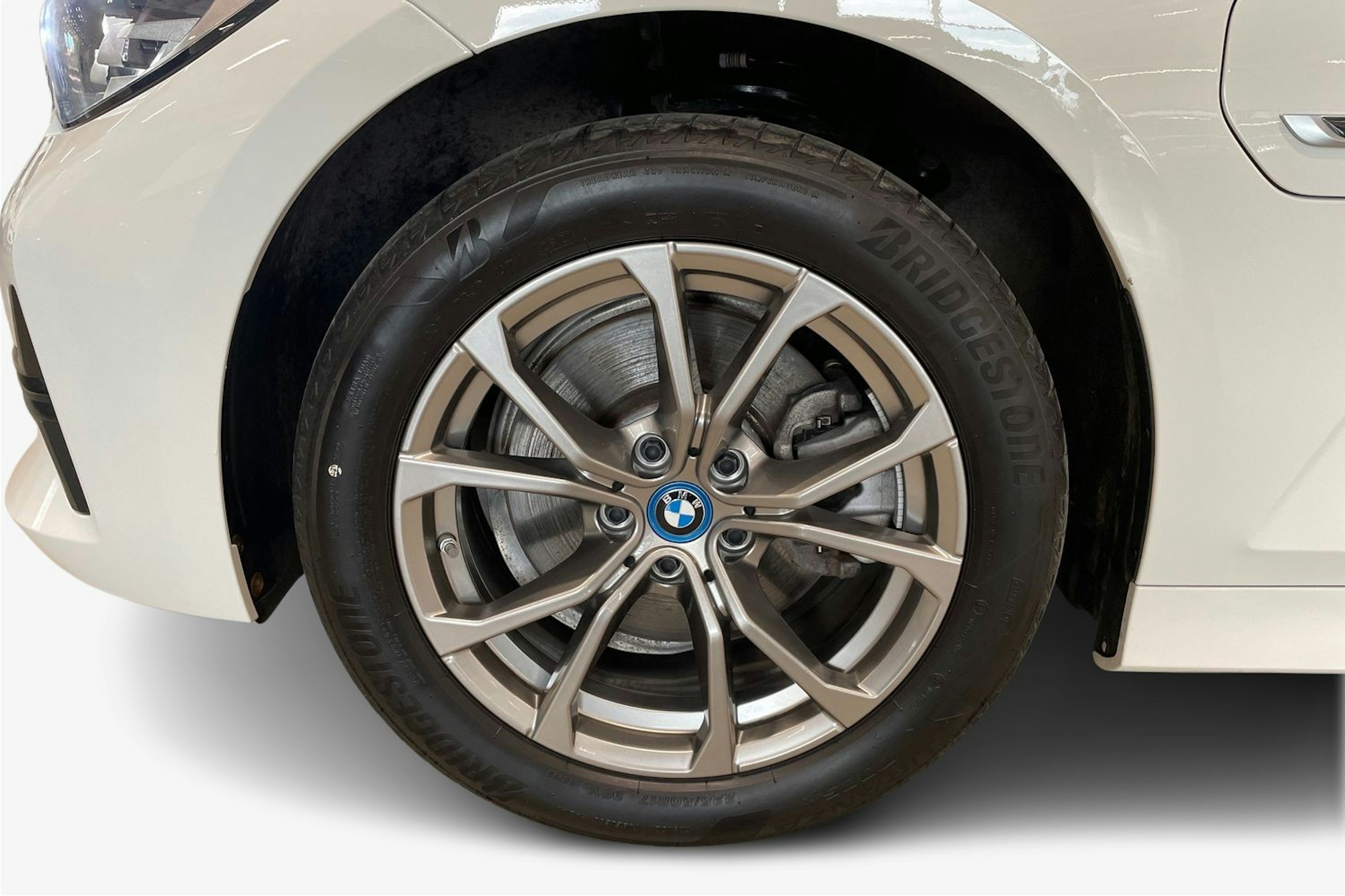 valkoinen BMW 320 2021 kuva 11.