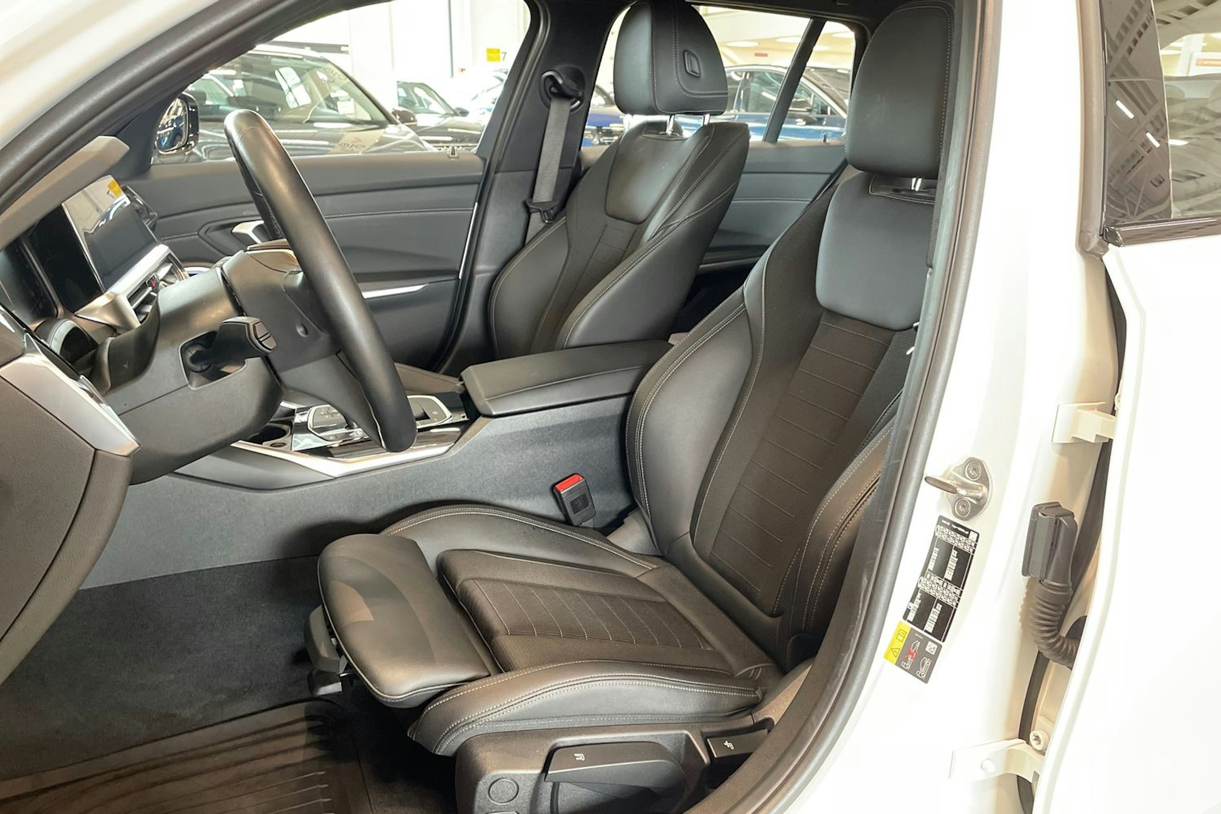 valkoinen BMW 320 2021 kuva 14.