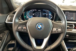 valkoinen BMW 320 2021 kuva 16.