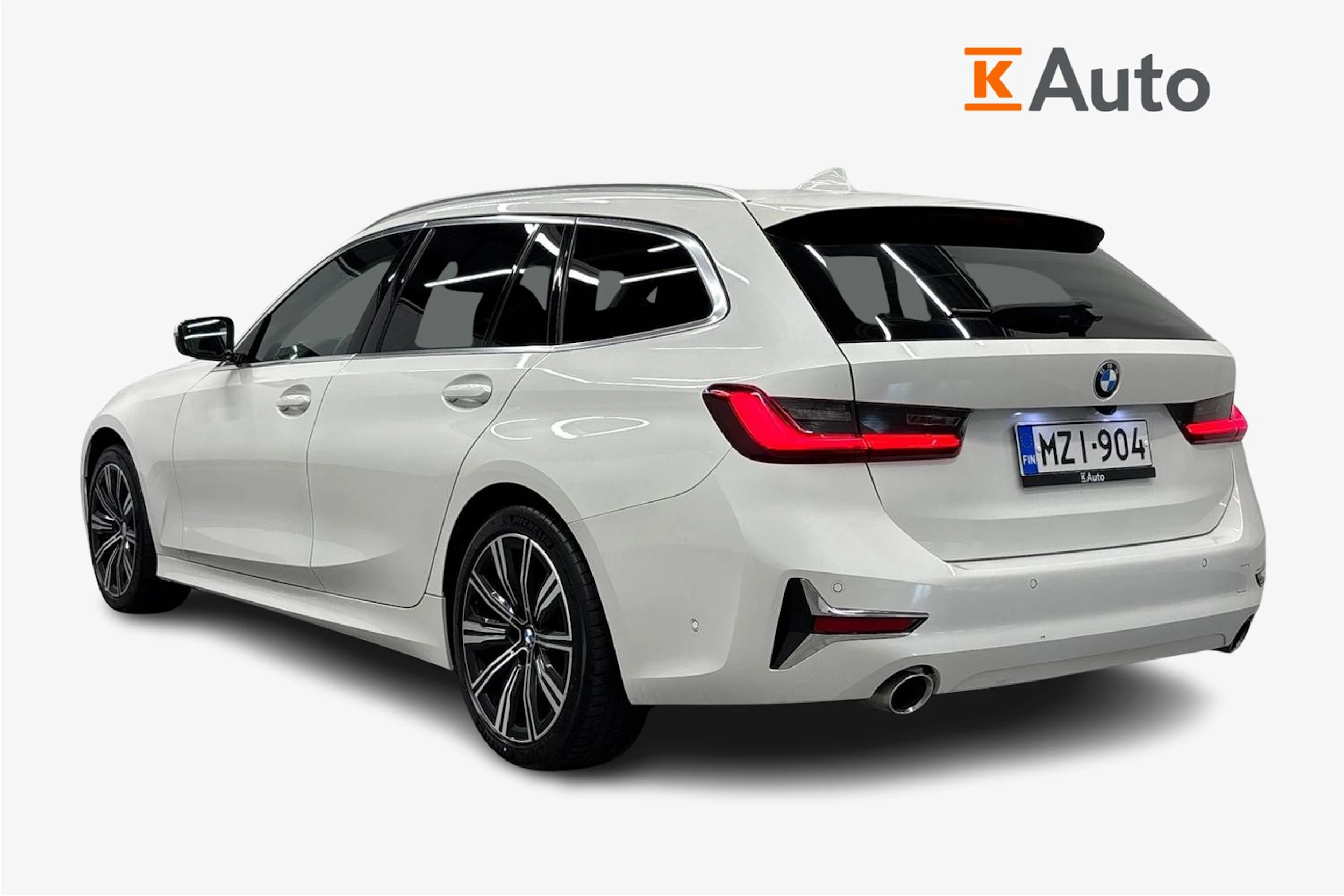 valkoinen BMW 320 2021 kuva 2.