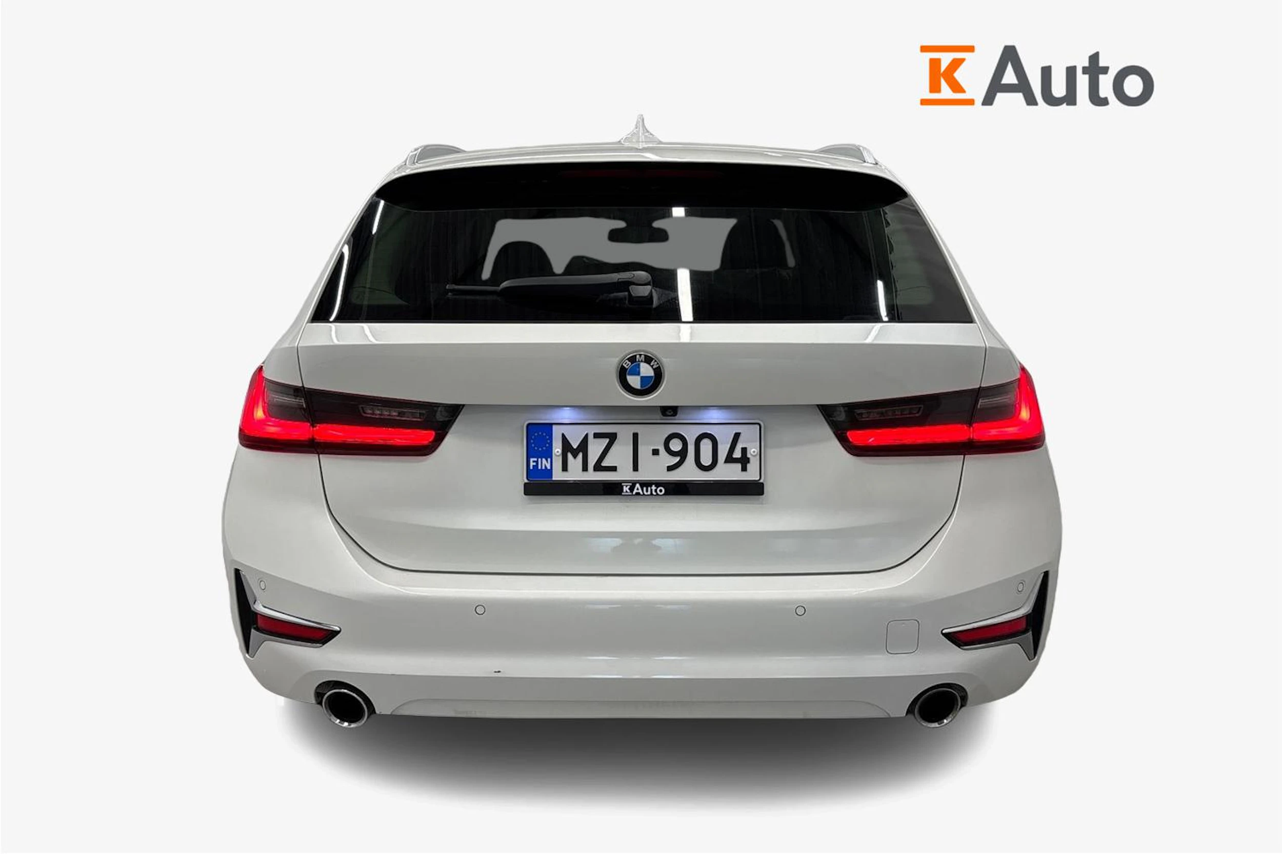 valkoinen BMW 320 2021 kuva 3.