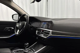 valkoinen BMW 320 2021 kuva 13.