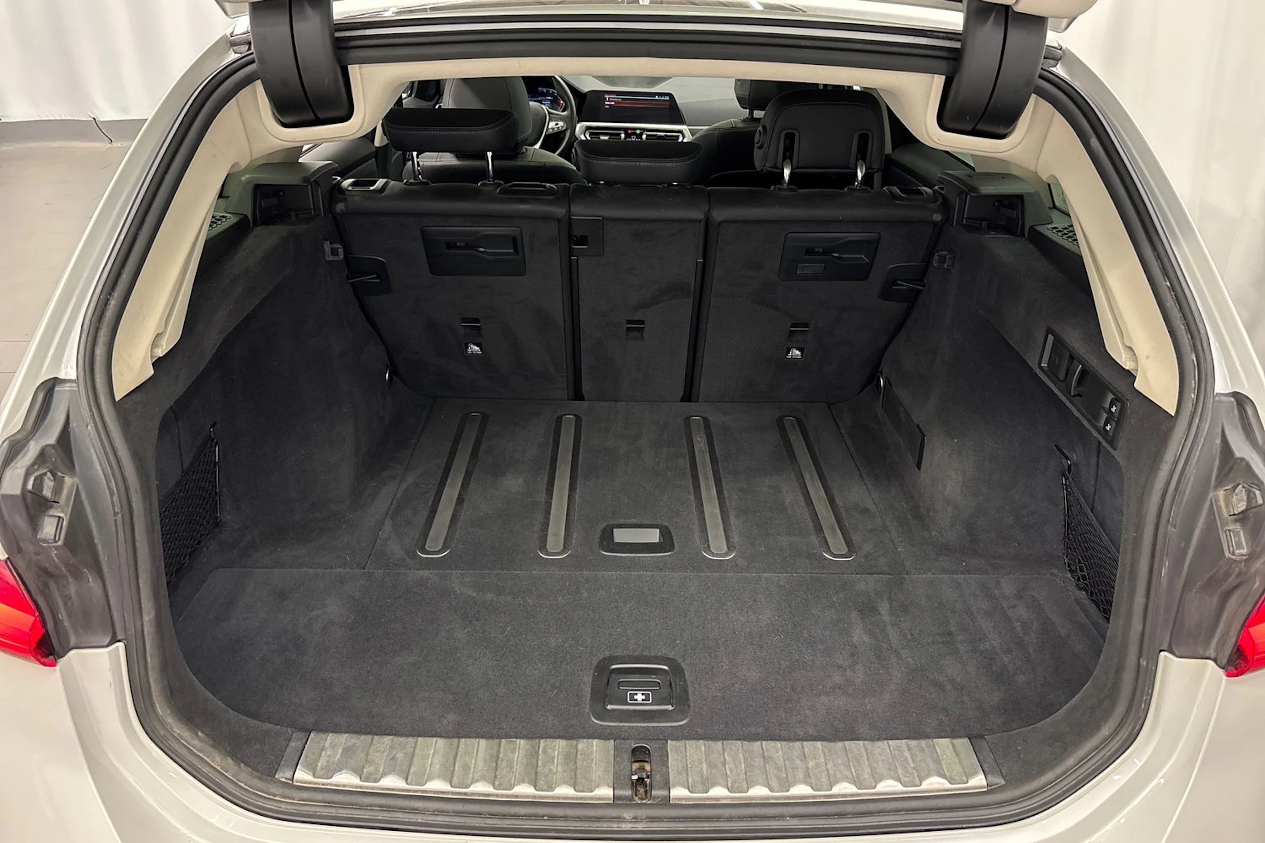 valkoinen BMW 320 2021 kuva 14.