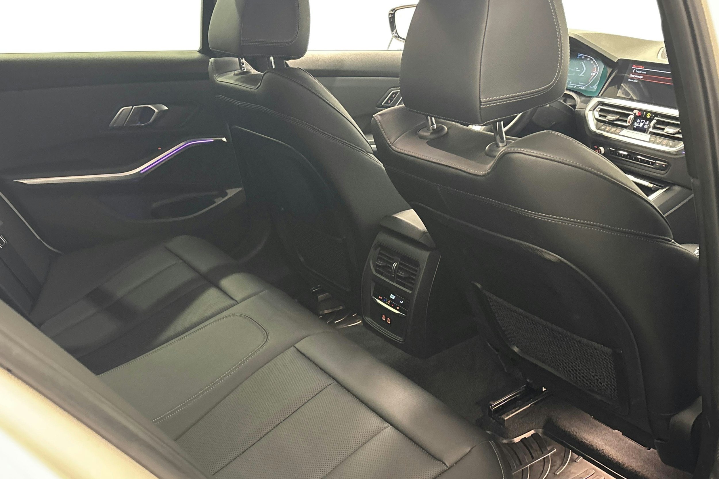 valkoinen BMW 320 2022 kuva 11.