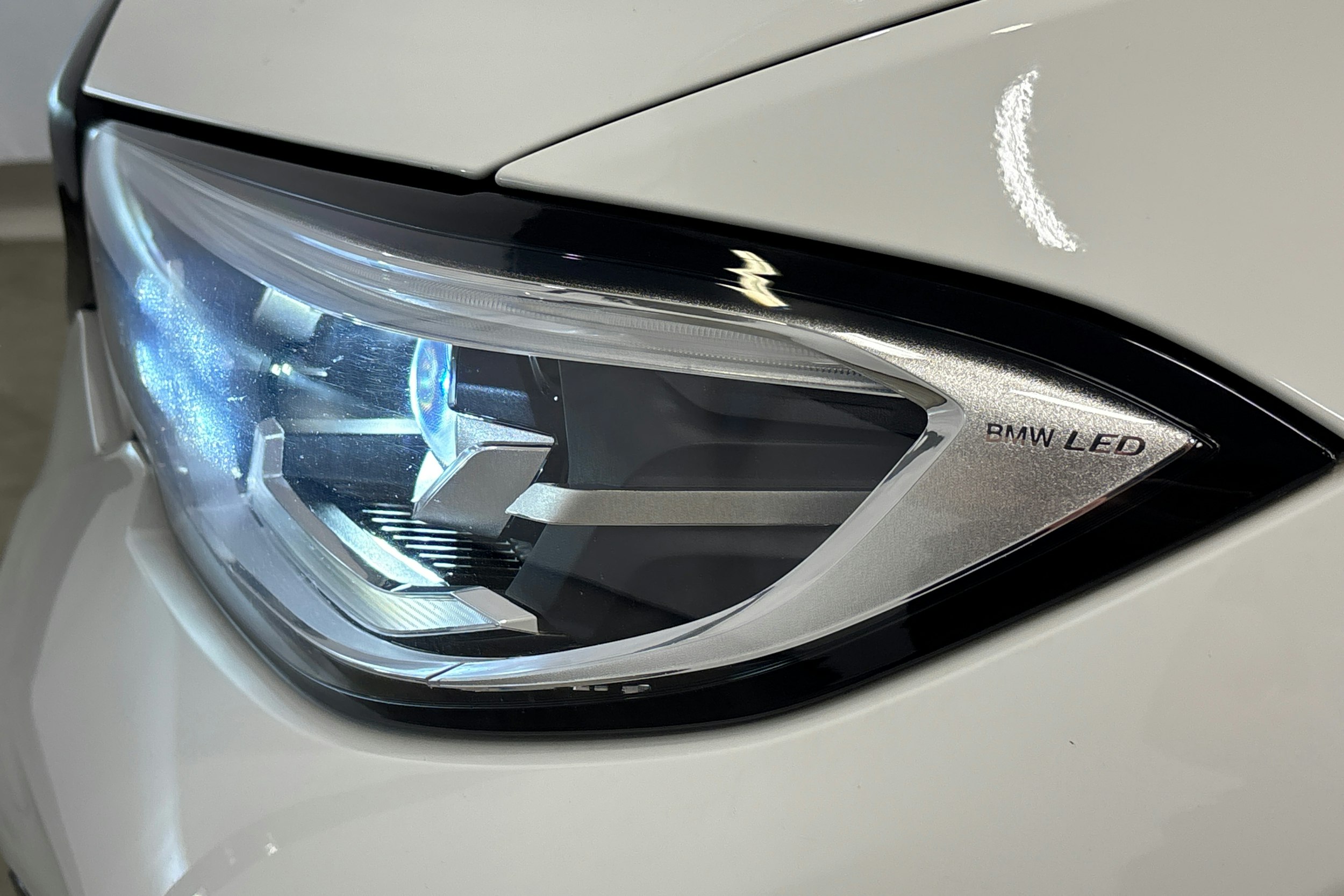 valkoinen BMW 320 2022 kuva 32.