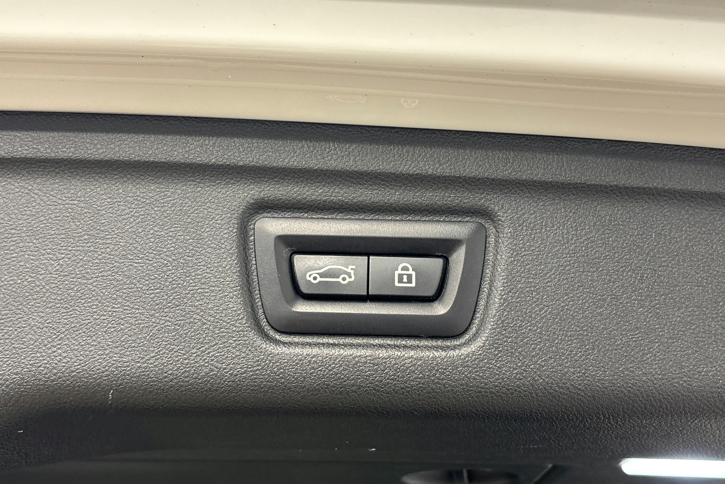 valkoinen BMW 320 2022 kuva 34.