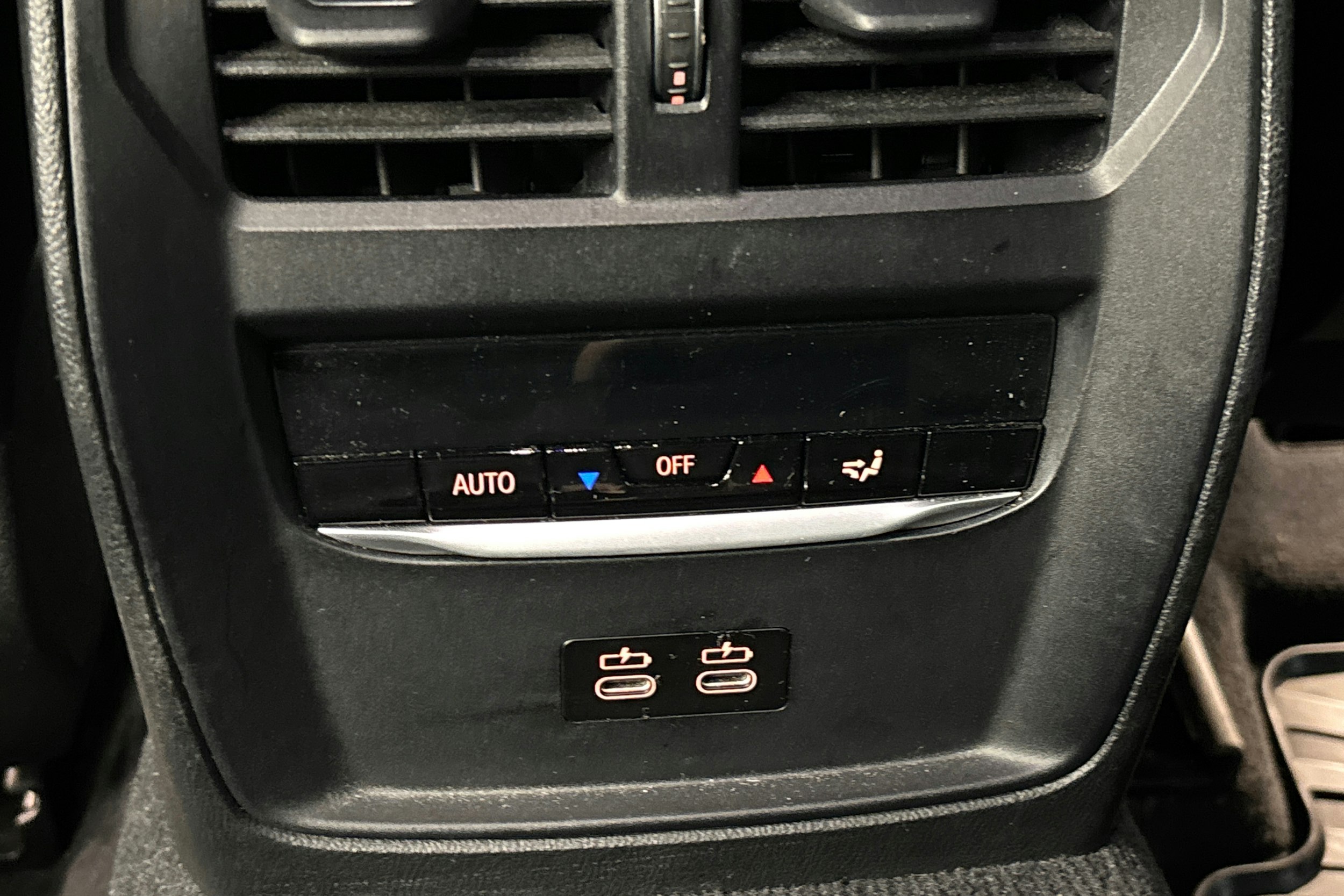 valkoinen BMW 320 2022 kuva 37.