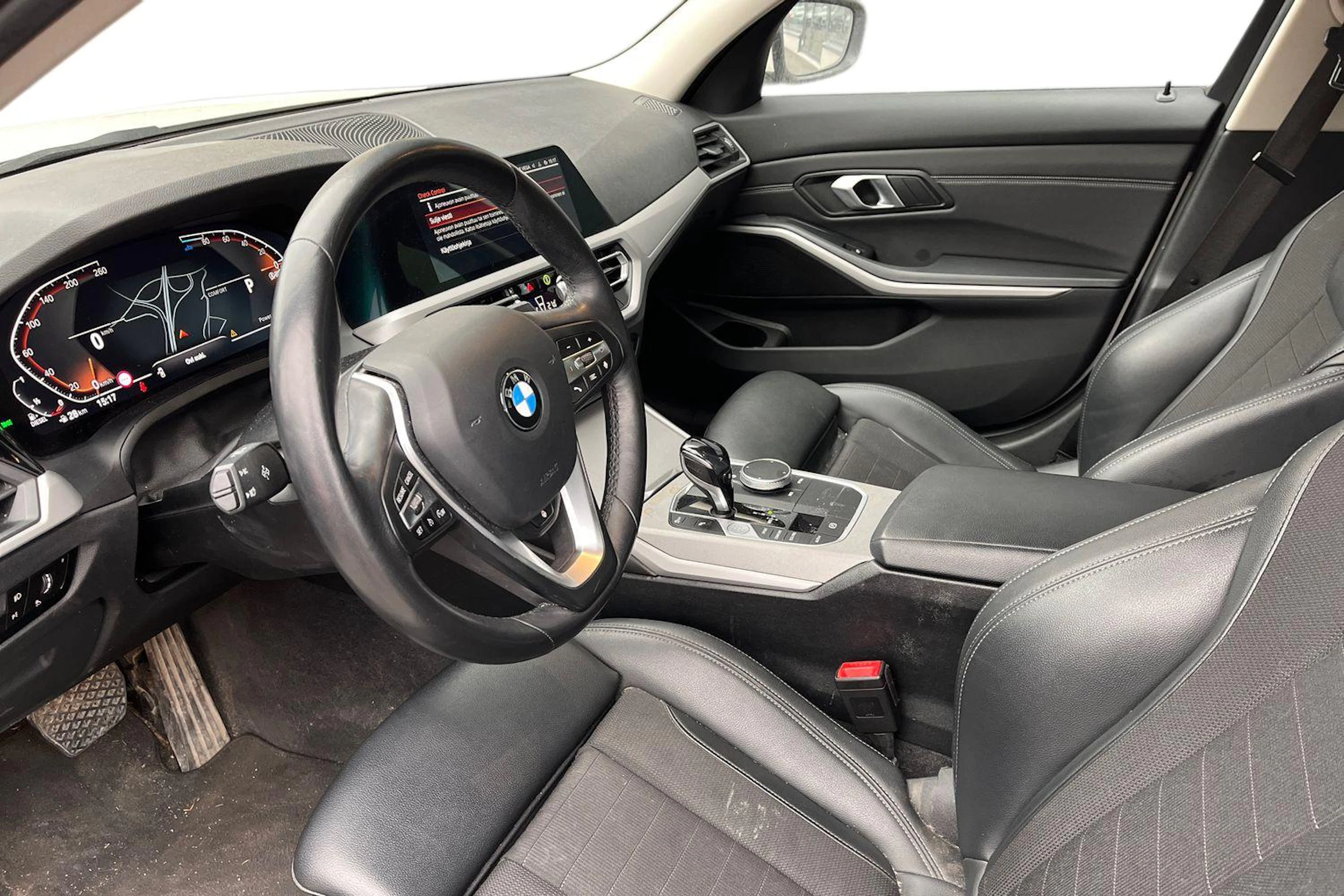 valkoinen BMW 320 2021 kuva 3.