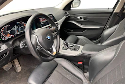 valkoinen BMW 320 2021 kuva 3.