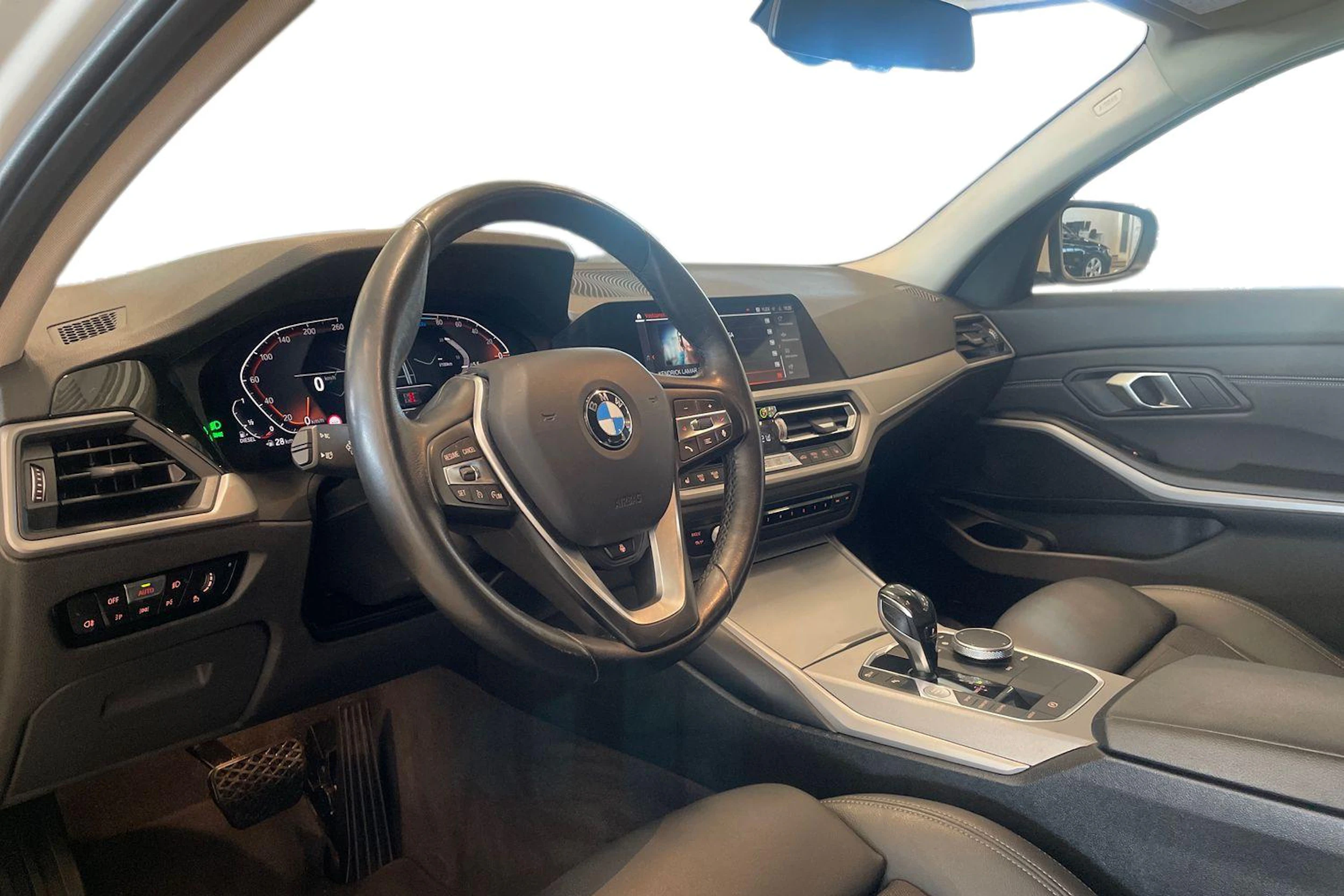 valkoinen BMW 320 2021 kuva 8.