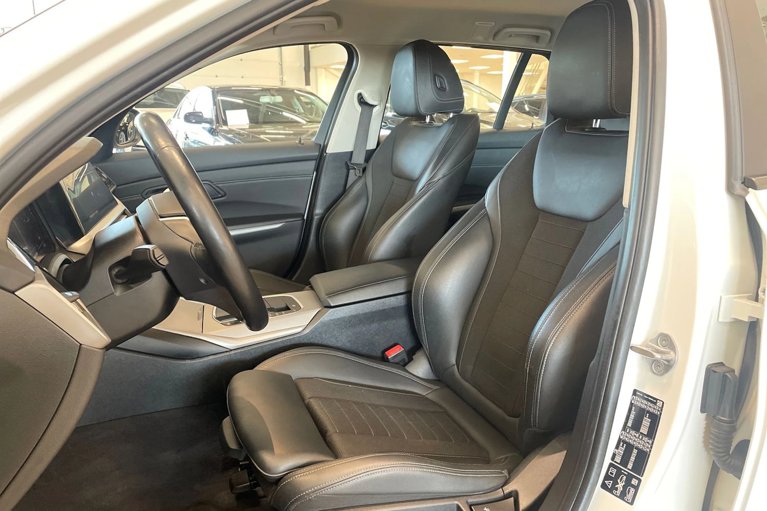 valkoinen BMW 320 2021 kuva 15.