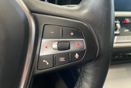 valkoinen BMW 320 2021 kuva 17.