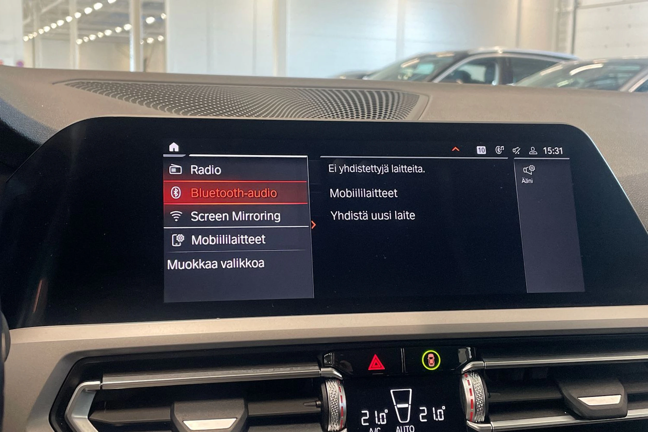 valkoinen BMW 320 2021 kuva 22.