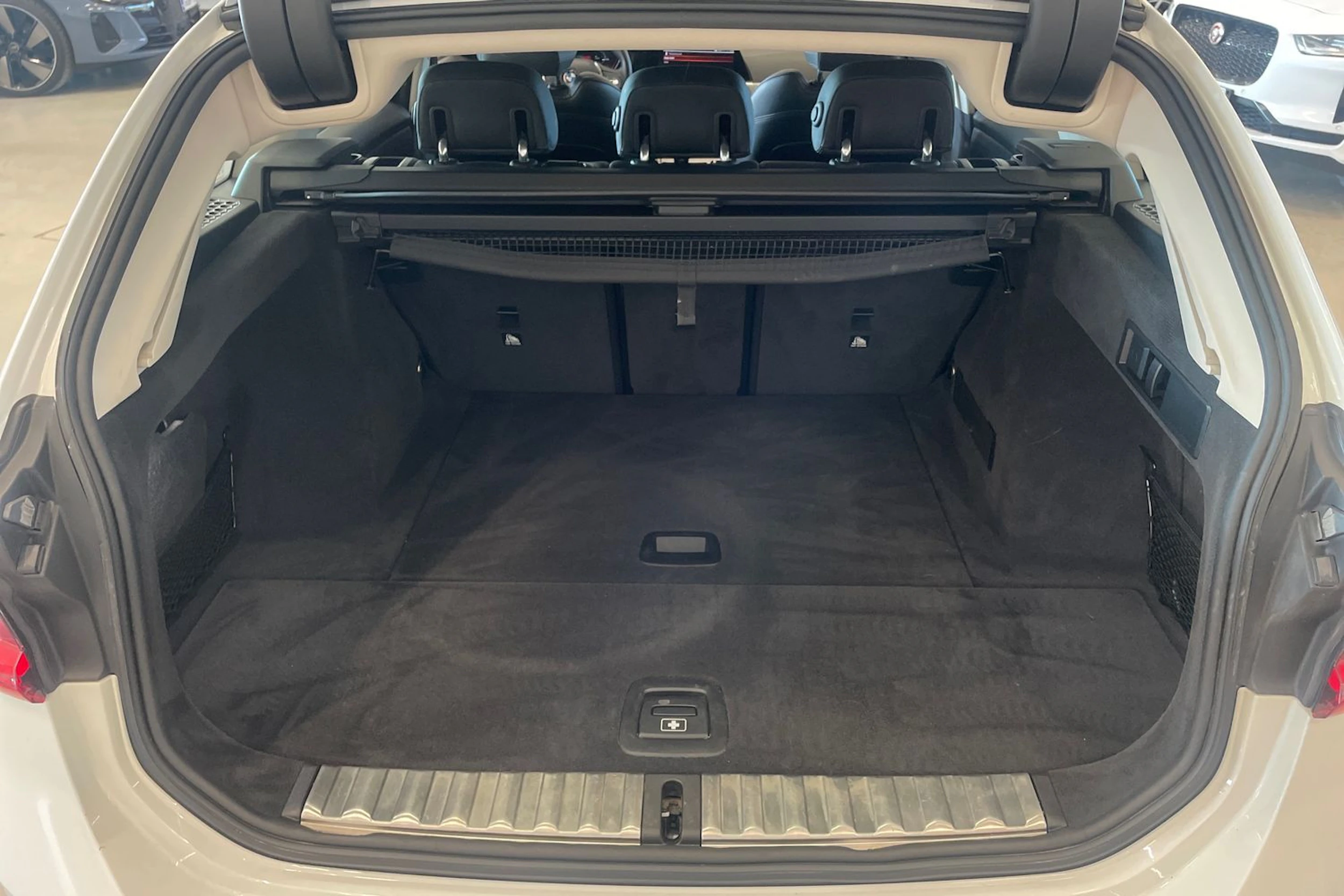 valkoinen BMW 320 2021 kuva 31.