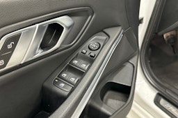 valkoinen BMW 320 2021 kuva 13.