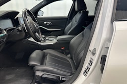 valkoinen BMW 320 2021 kuva 14.