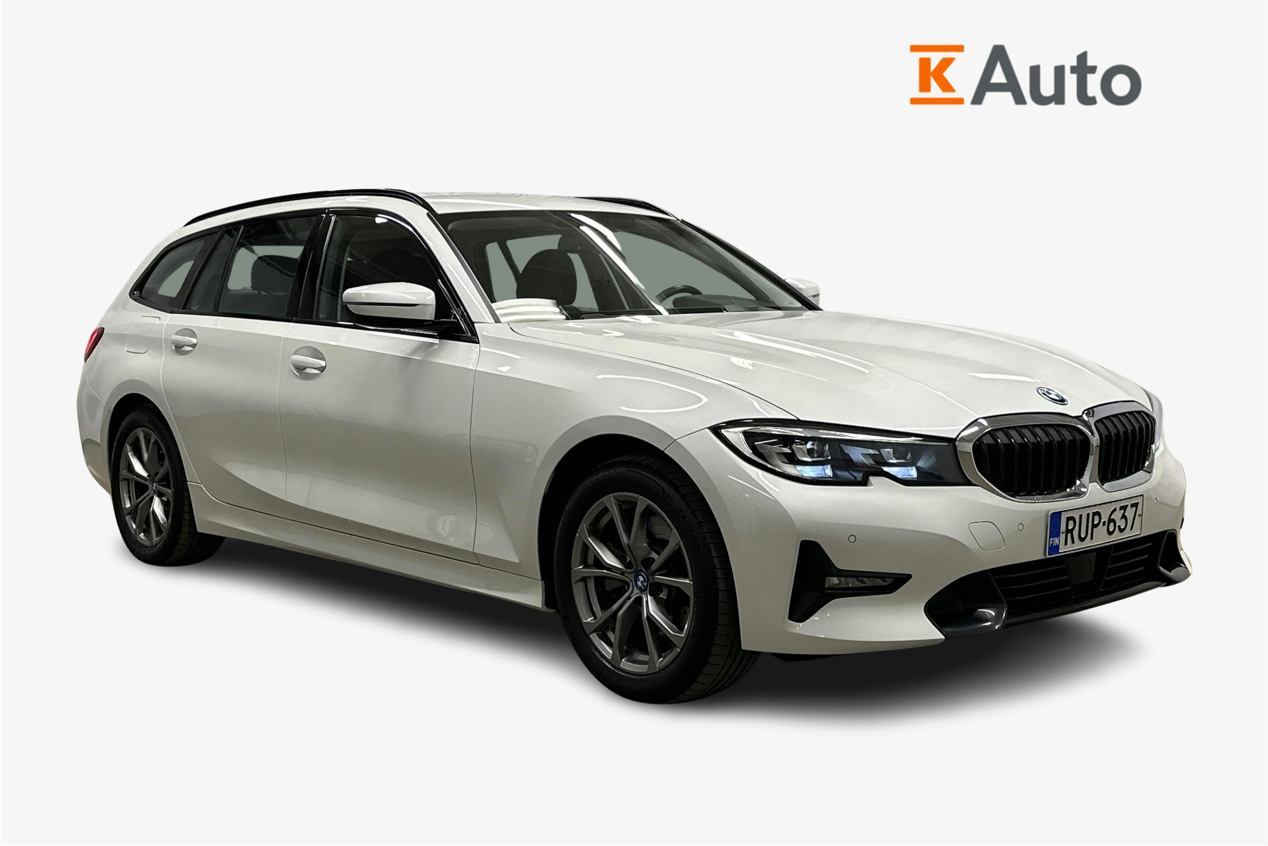valkoinen BMW 320 2021 kuva 1.