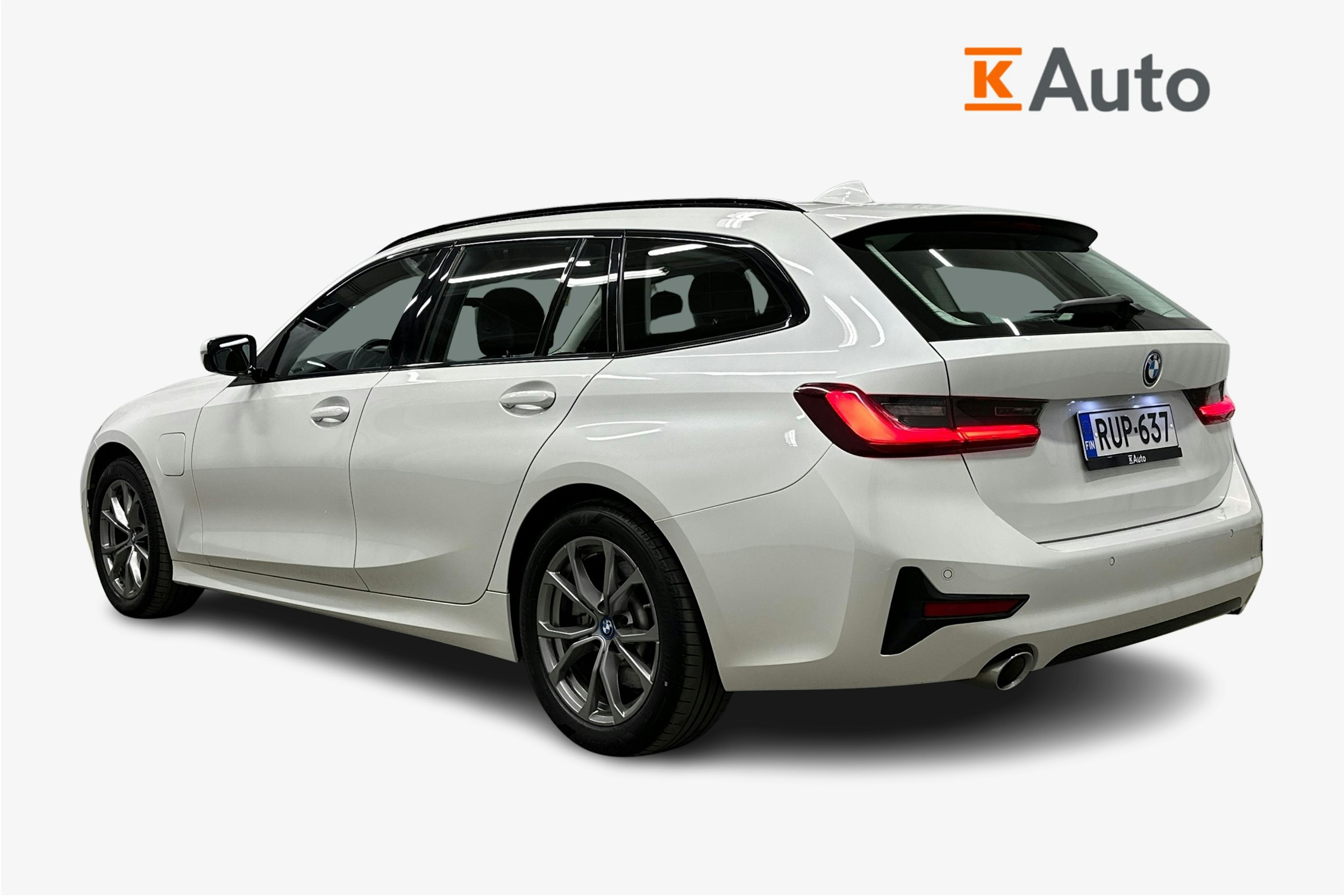 valkoinen BMW 320 2021 kuva 2.