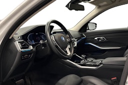 valkoinen BMW 320 2021 kuva 7.