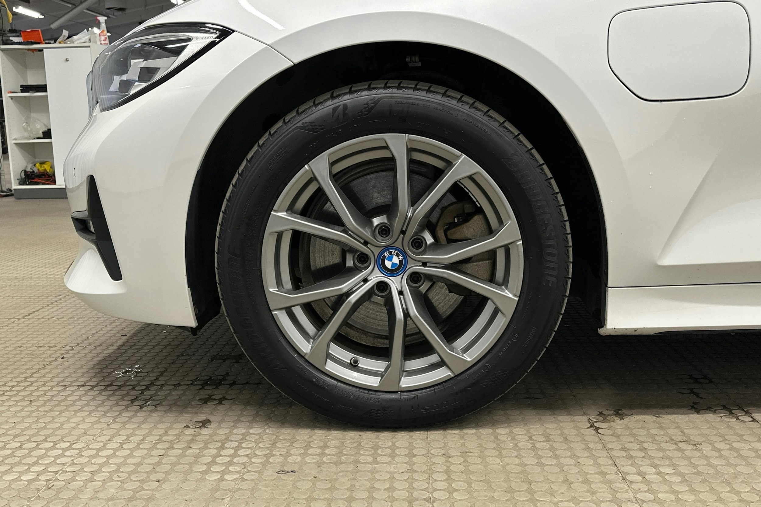 valkoinen BMW 320 2021 kuva 11.