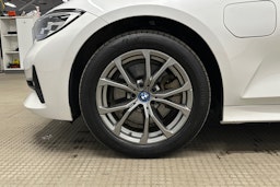 valkoinen BMW 320 2021 kuva 11.