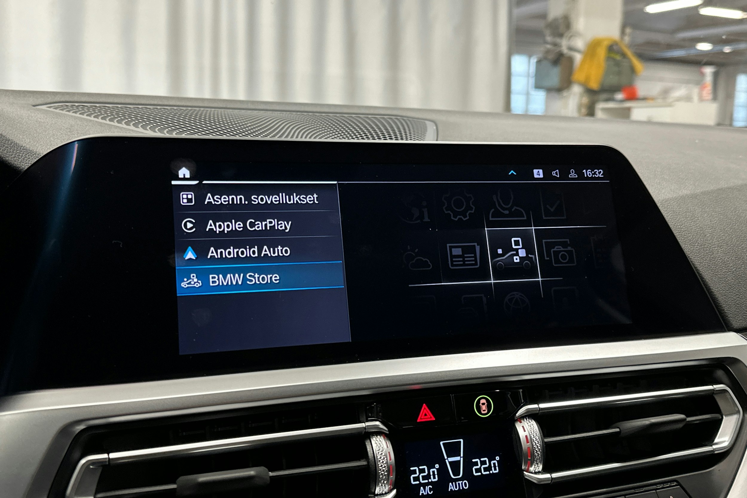 valkoinen BMW 320 2021 kuva 19.
