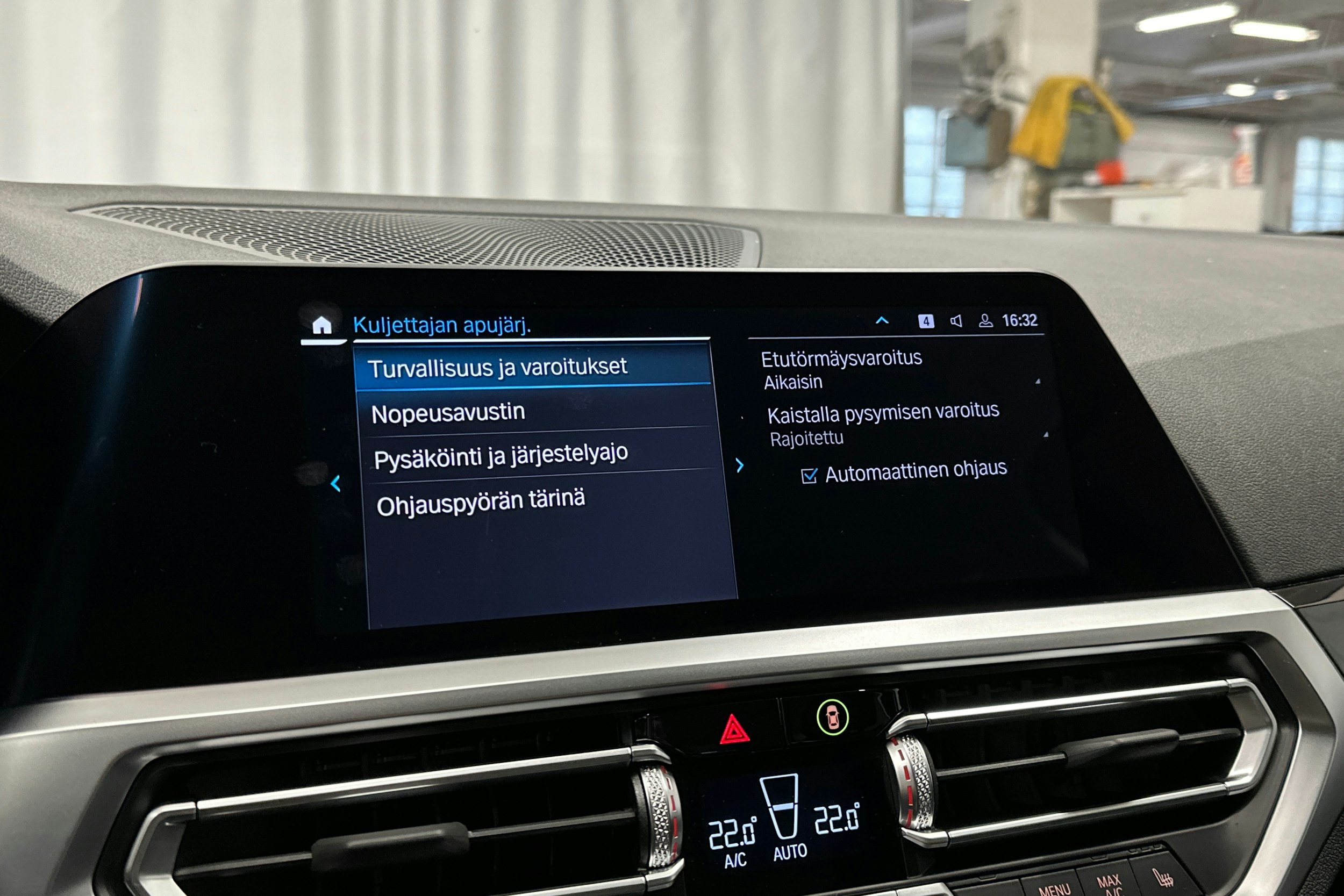 valkoinen BMW 320 2021 kuva 20.