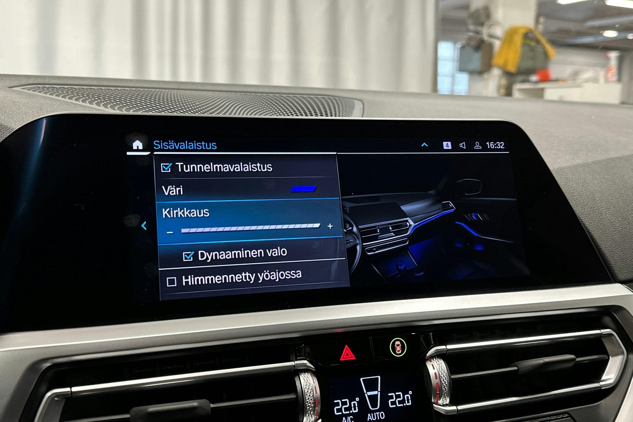 valkoinen BMW 320 2021 kuva 21.