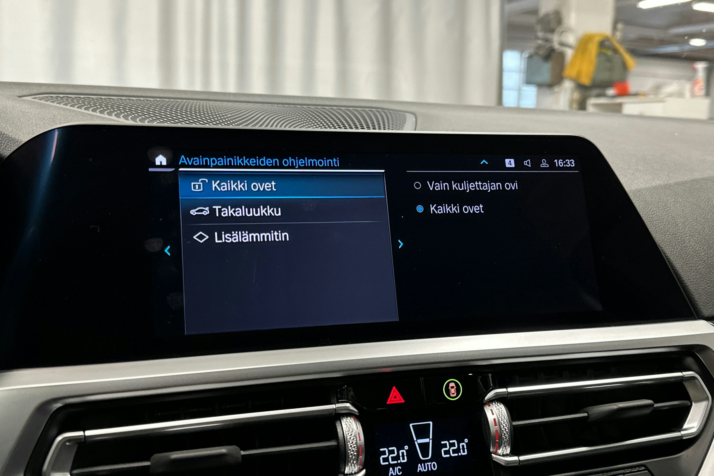 valkoinen BMW 320 2021 kuva 23.