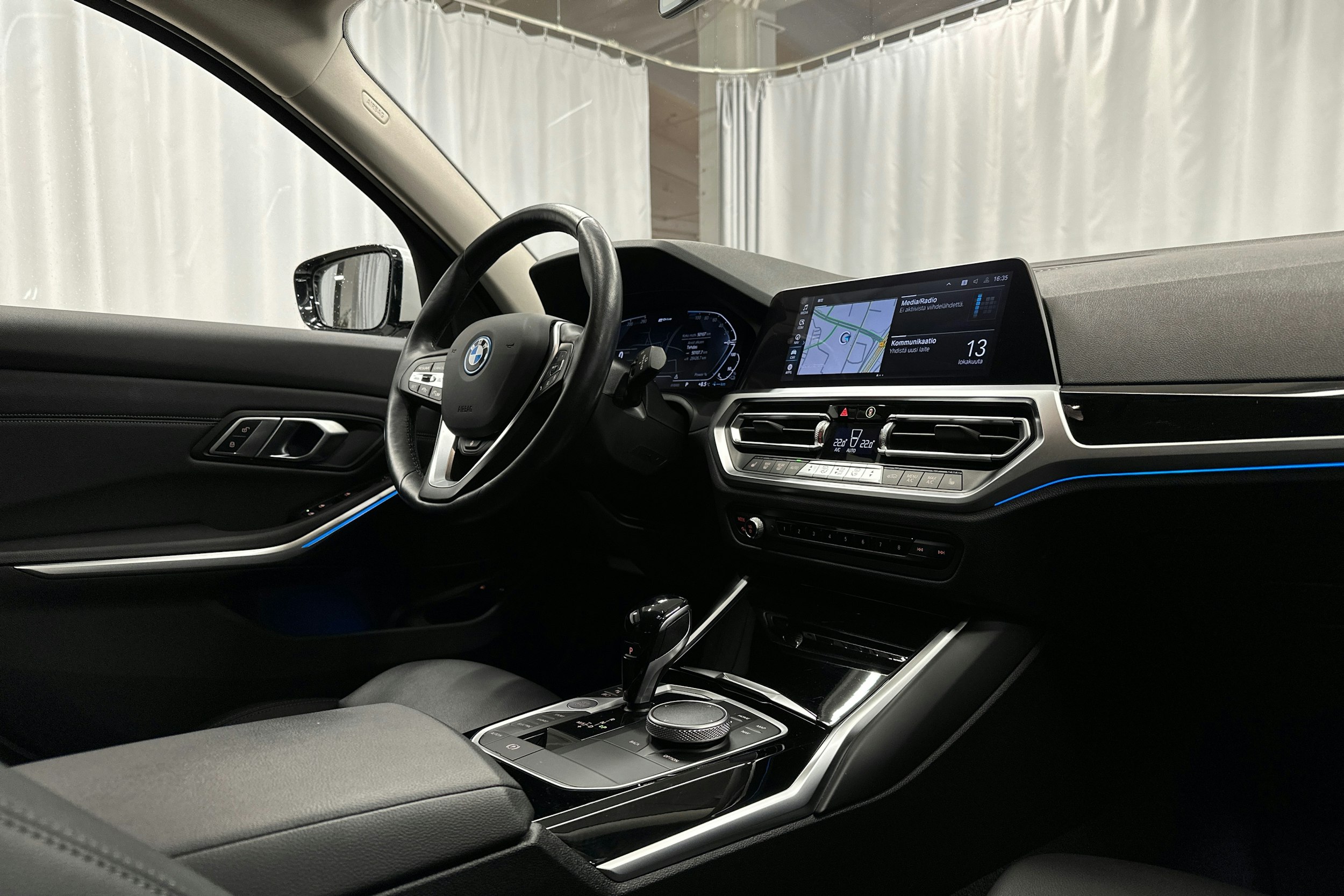 valkoinen BMW 320 2021 kuva 30.
