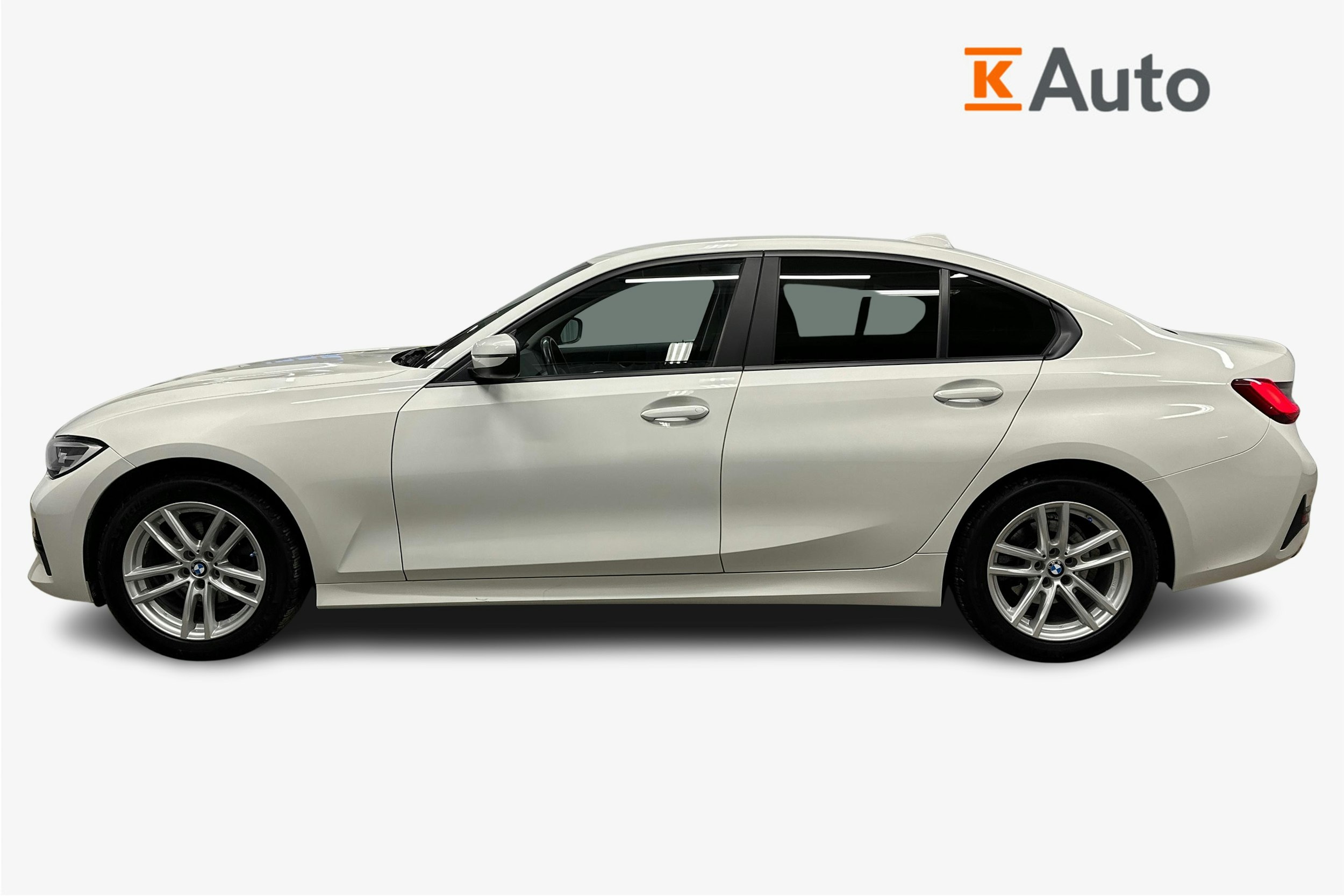 valkoinen BMW 320 2022 kuva 6.