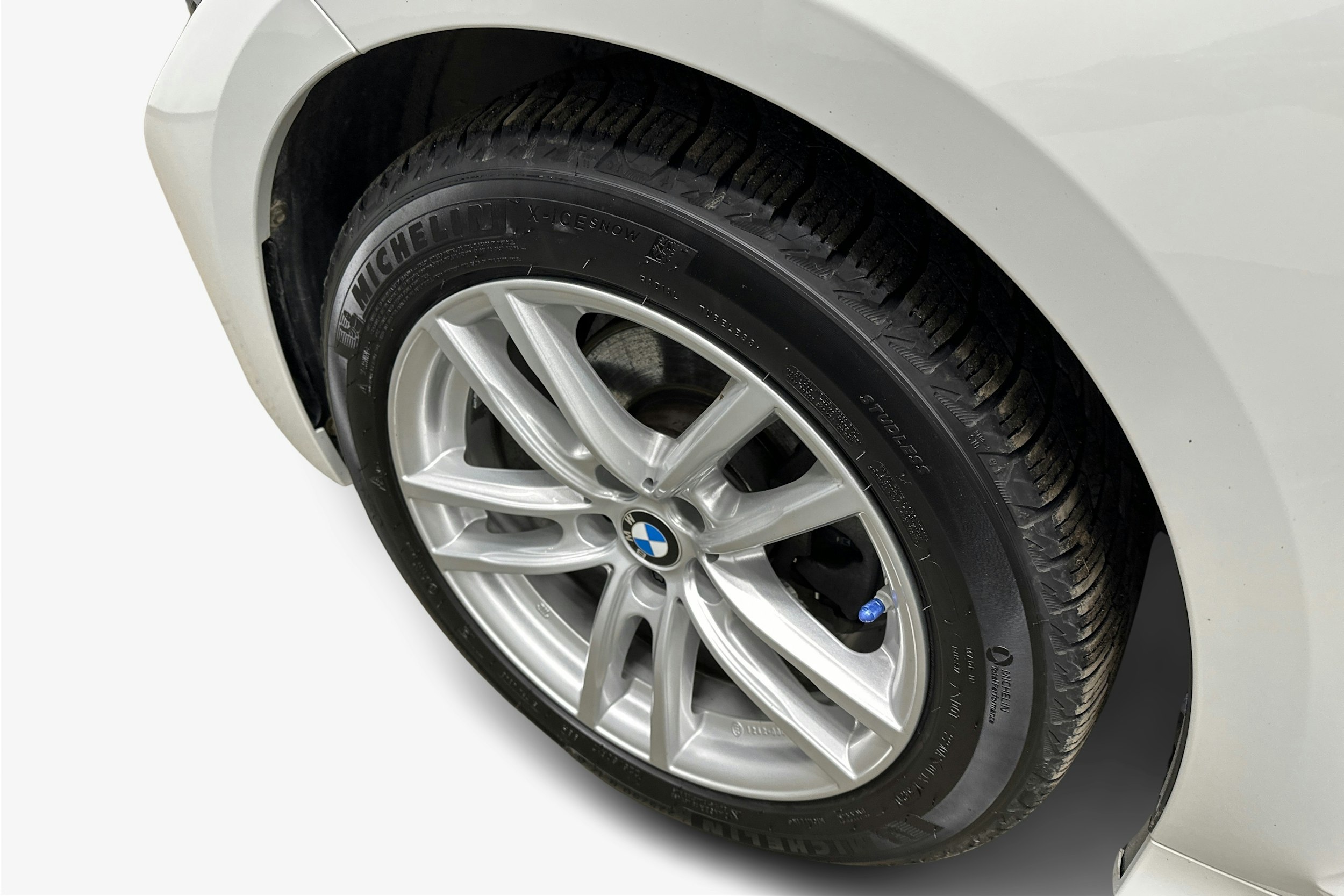 valkoinen BMW 320 2022 kuva 11.