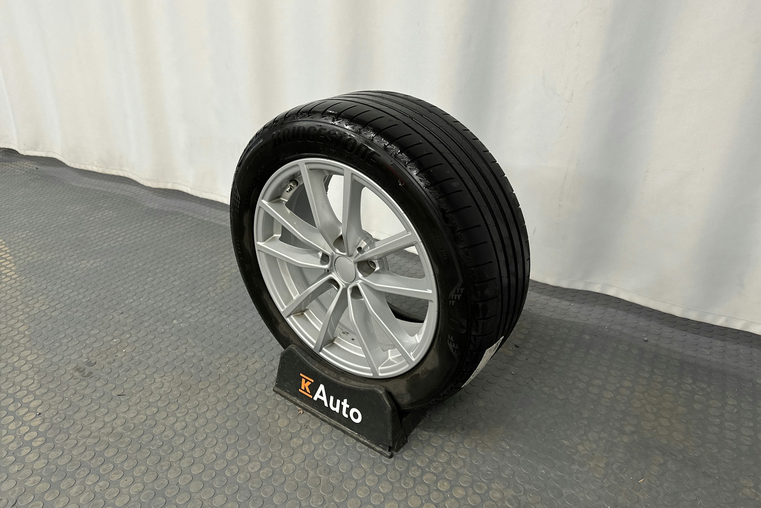 valkoinen BMW 320 2022 kuva 13.