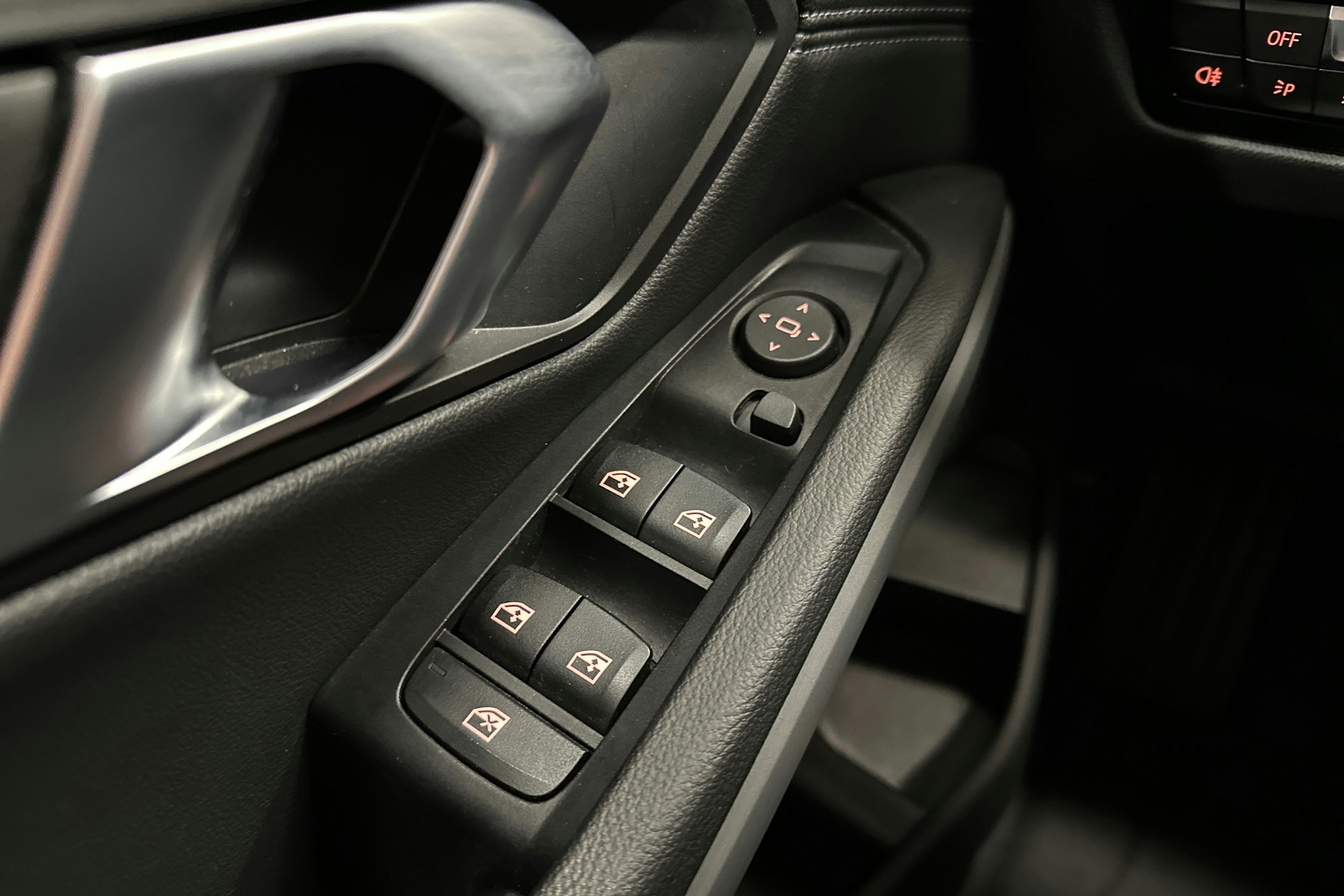 valkoinen BMW 320 2022 kuva 17.