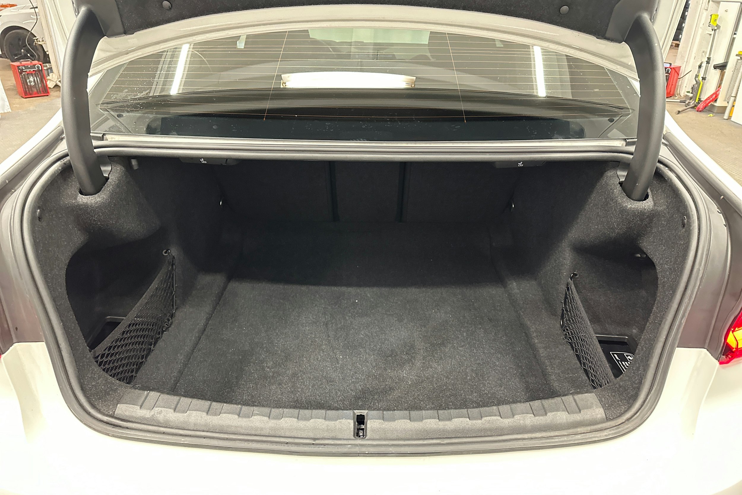 valkoinen BMW 320 2022 kuva 26.